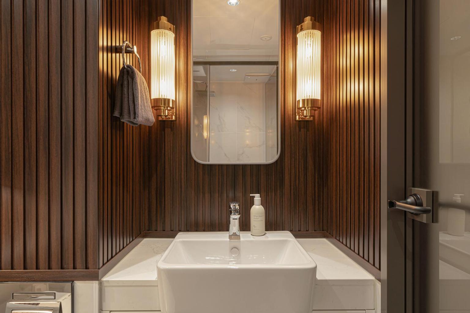 Premier Suite - Photo 18