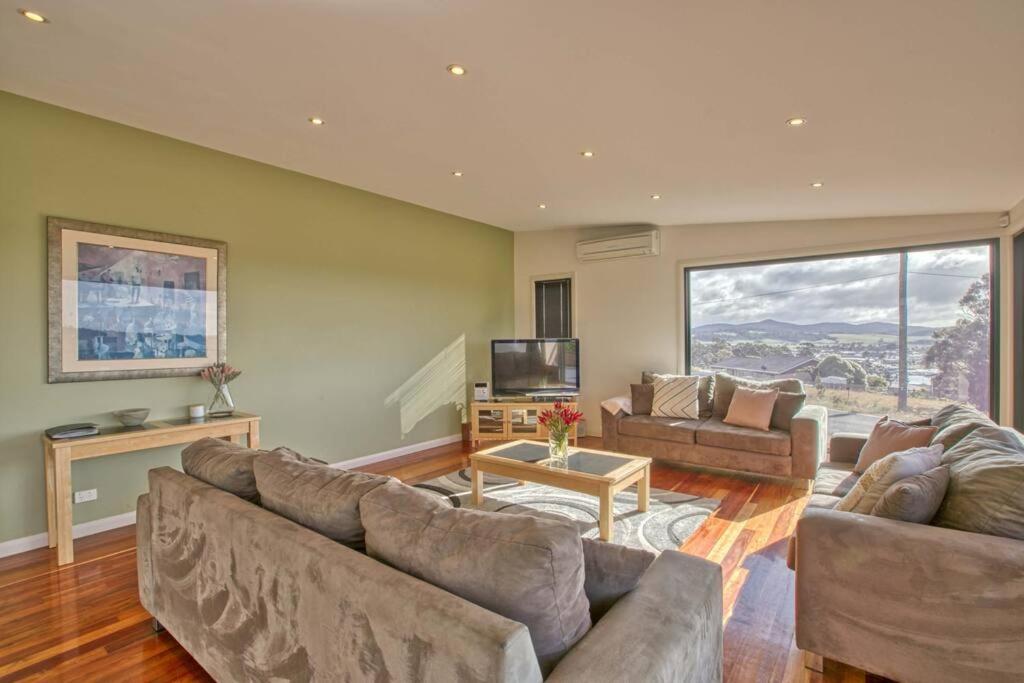 Five-Bedroom House photo 3