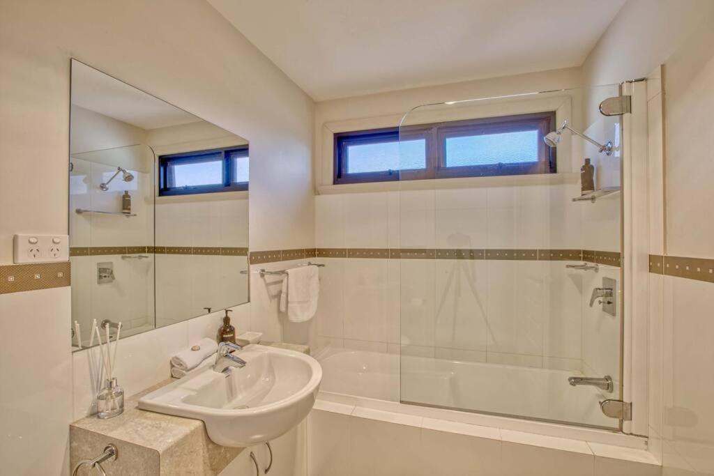 Five-Bedroom House photo 2