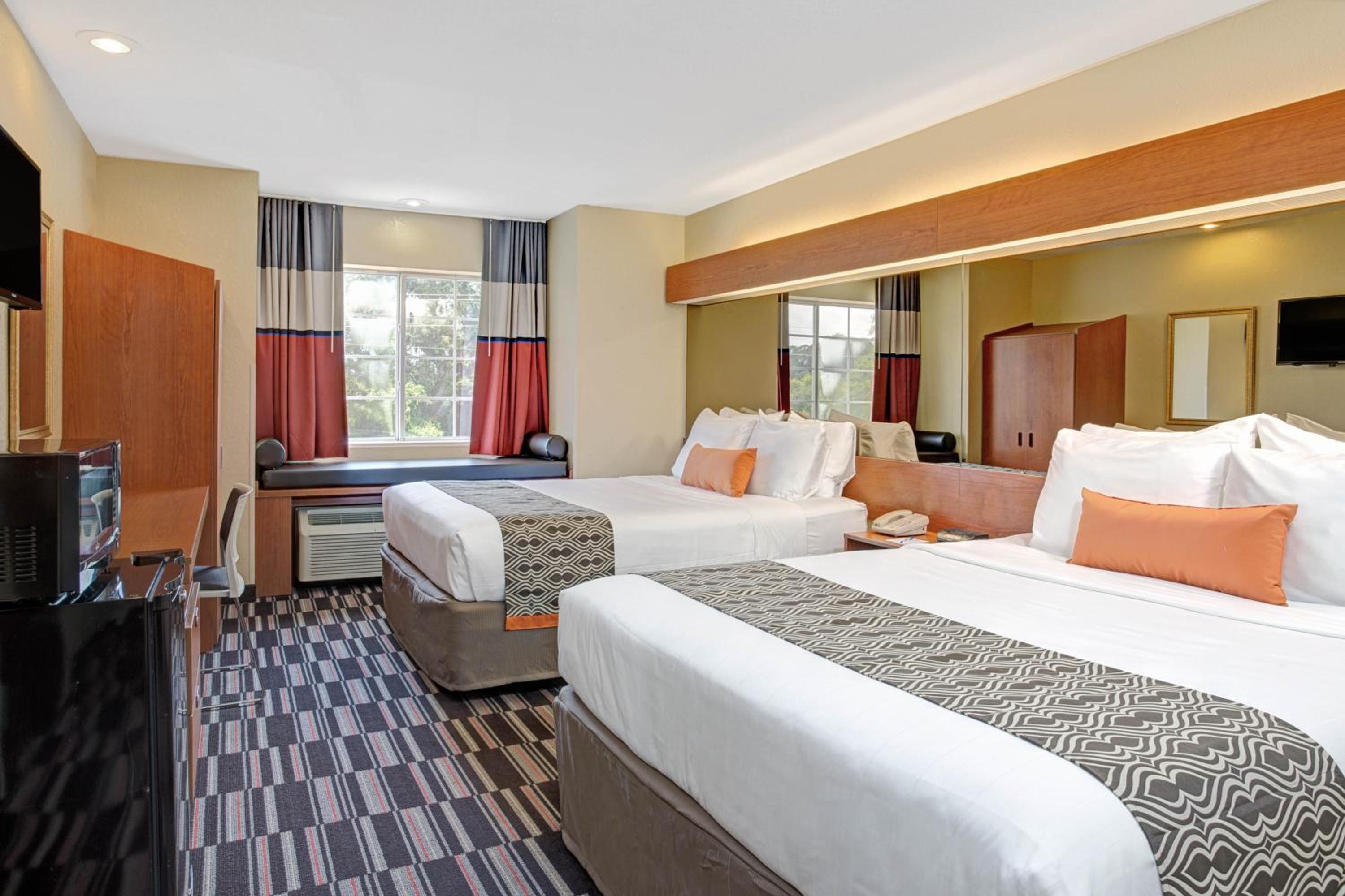 Queen Room with Two Queen Beds - Non-Smoking - Photo 2