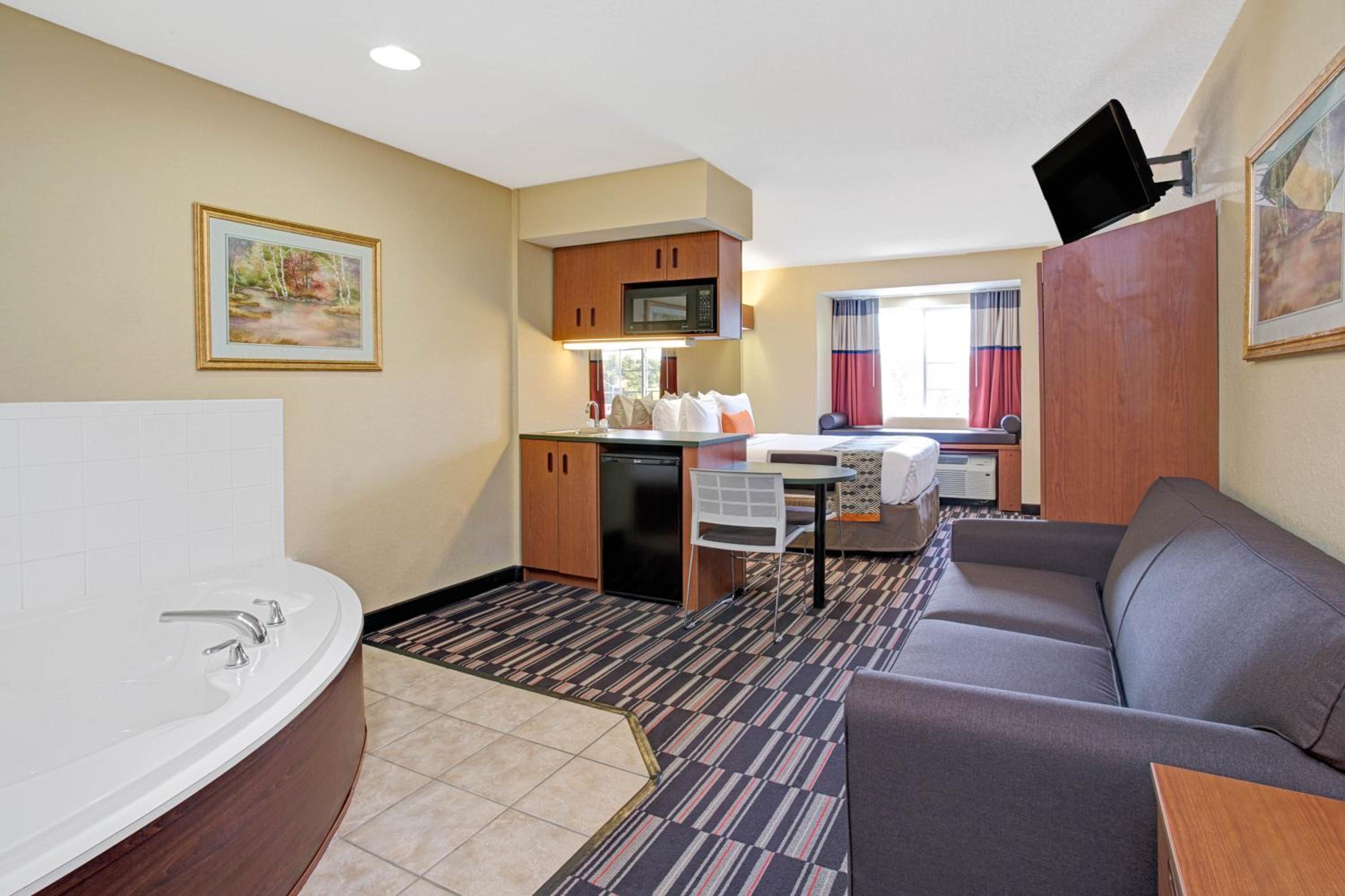 Deluxe Queen Studio Suite - Non-Smoking - Photo 2