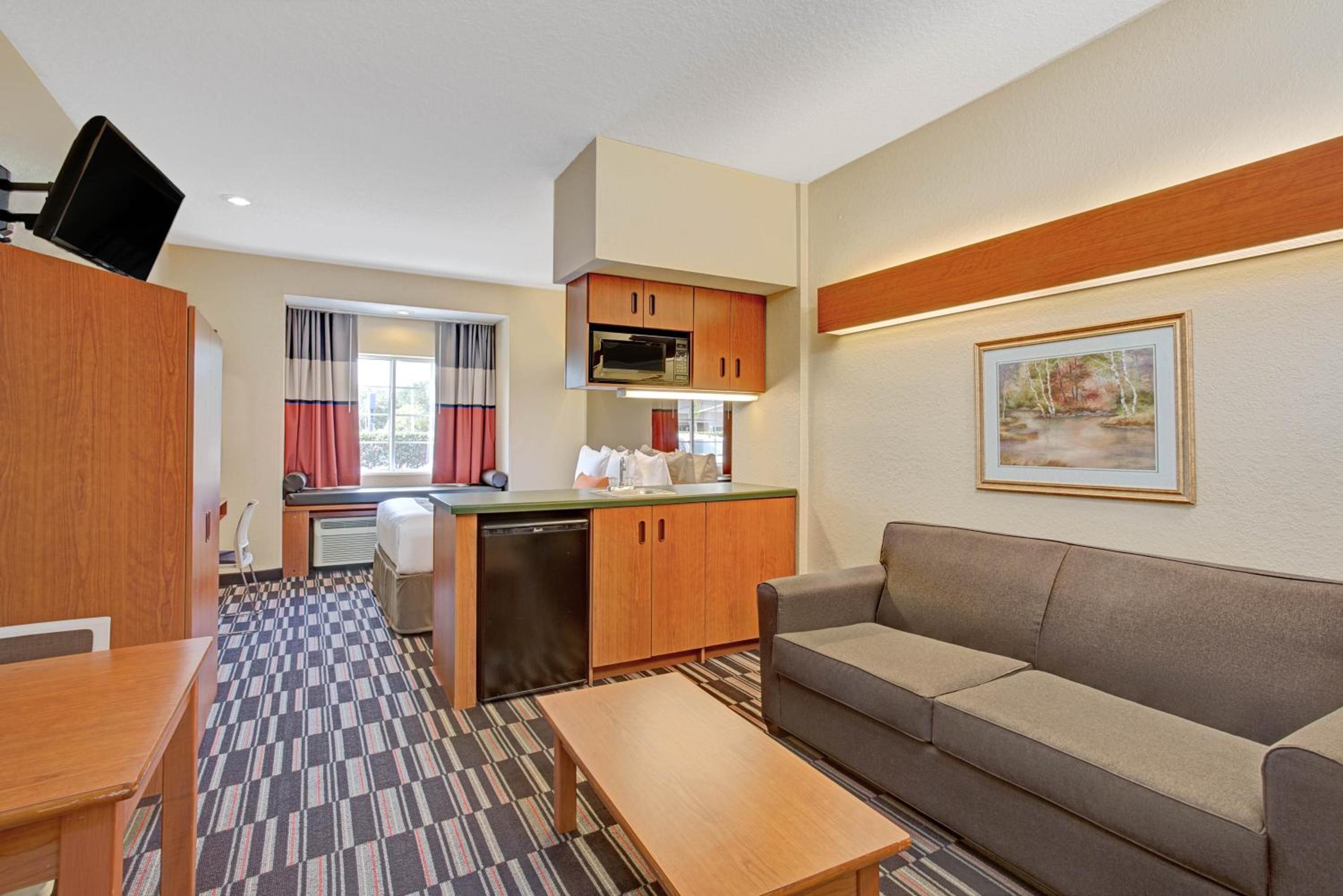 Queen Studio Suite - Mobility Access/Non-Smoking - Photo 2