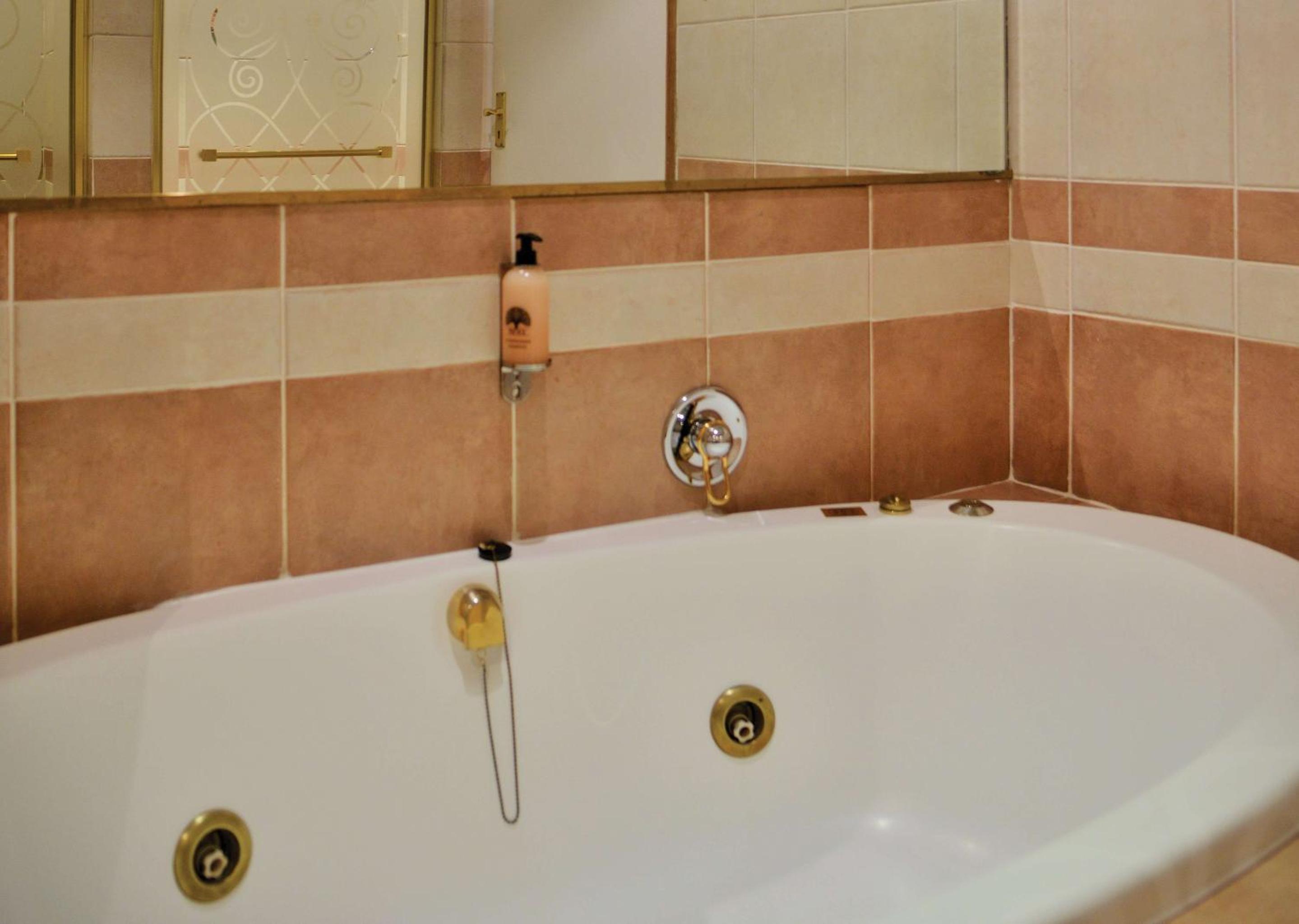 King Room with Spa Bath - Photo 3