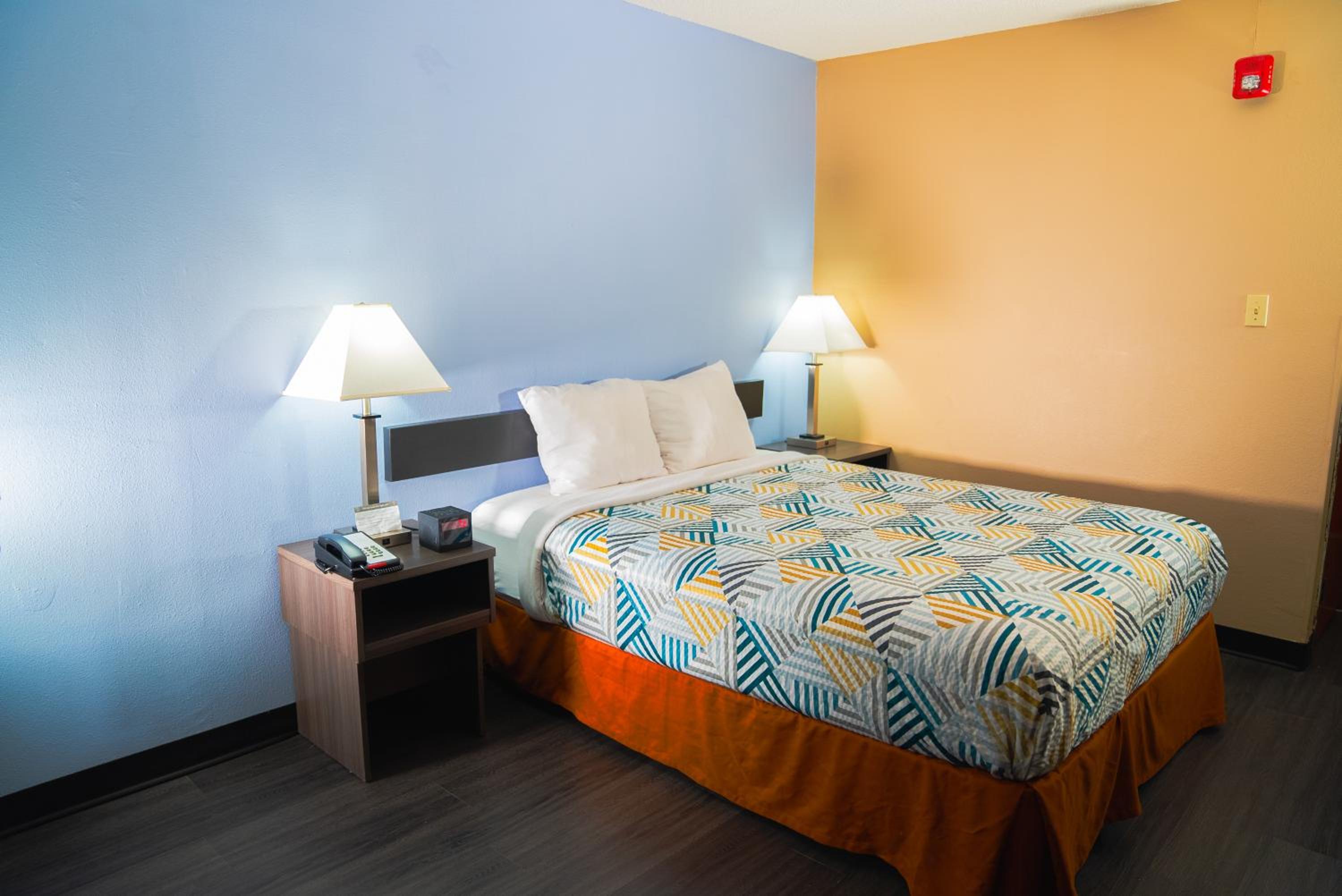Queen Room - Disability Access - Non-Smoking - Photo 1