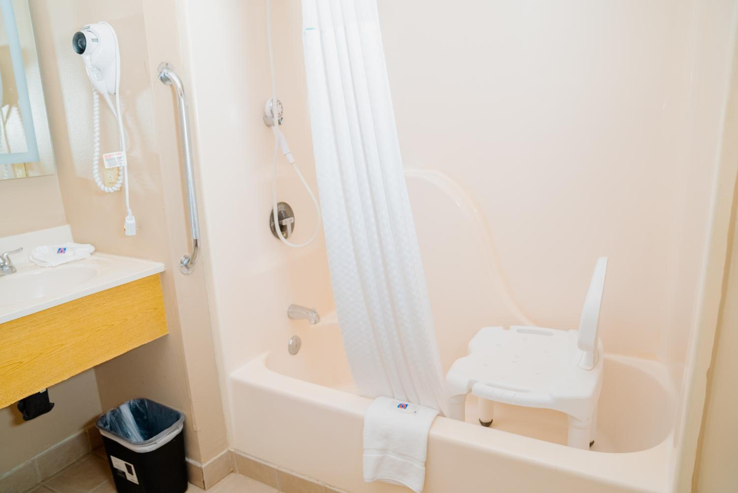 Queen Room - Disability Access - Non-Smoking - Photo 3