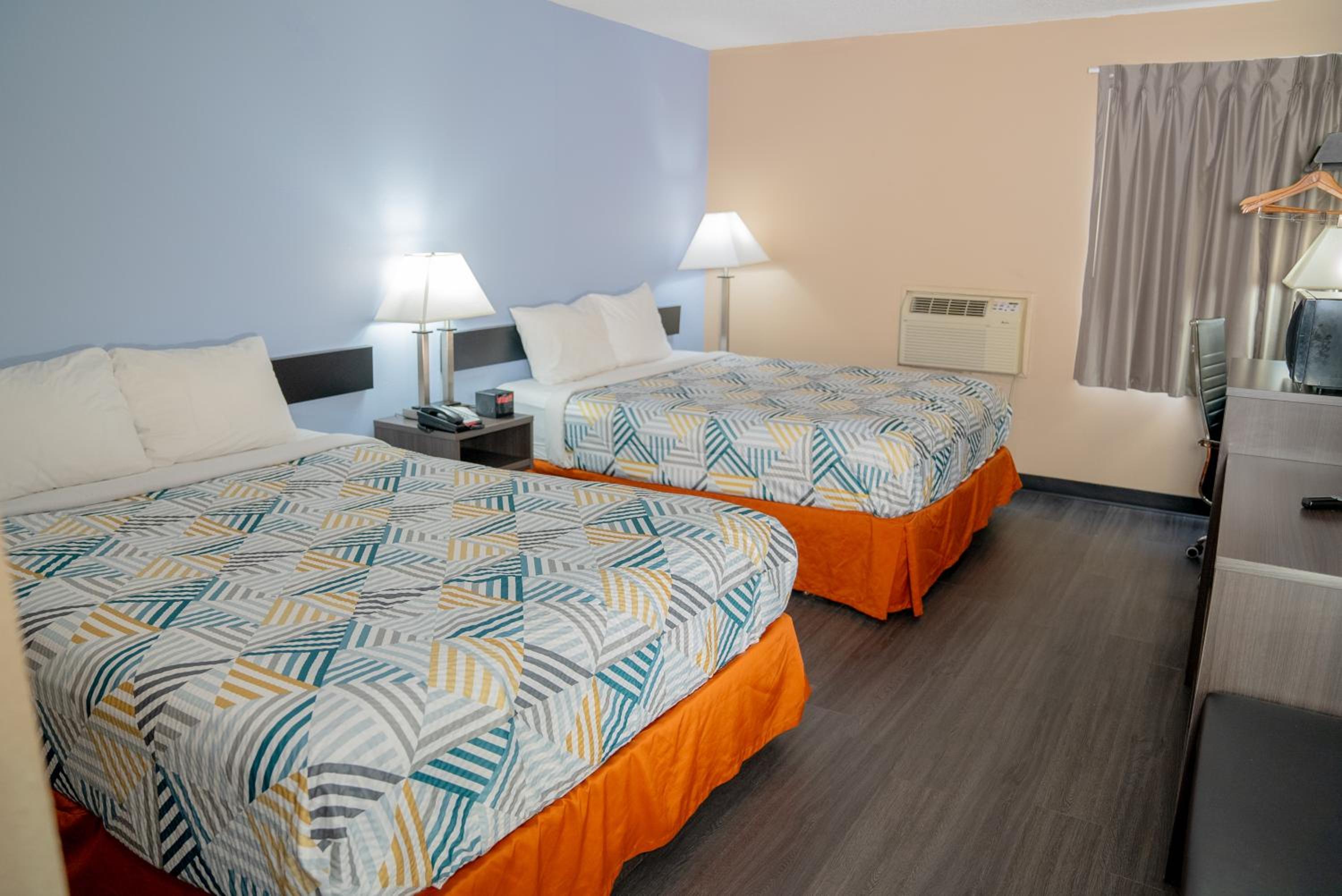 Queen Room with Two Queen Beds - Non-Smoking - Photo 1