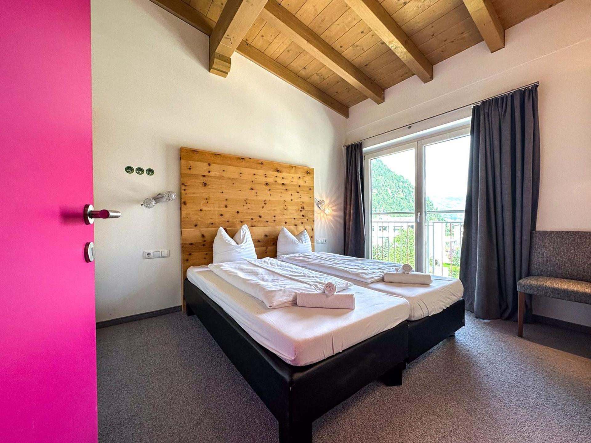 One-Bedroom Apartment with Balcony and Mountain View   photo 3