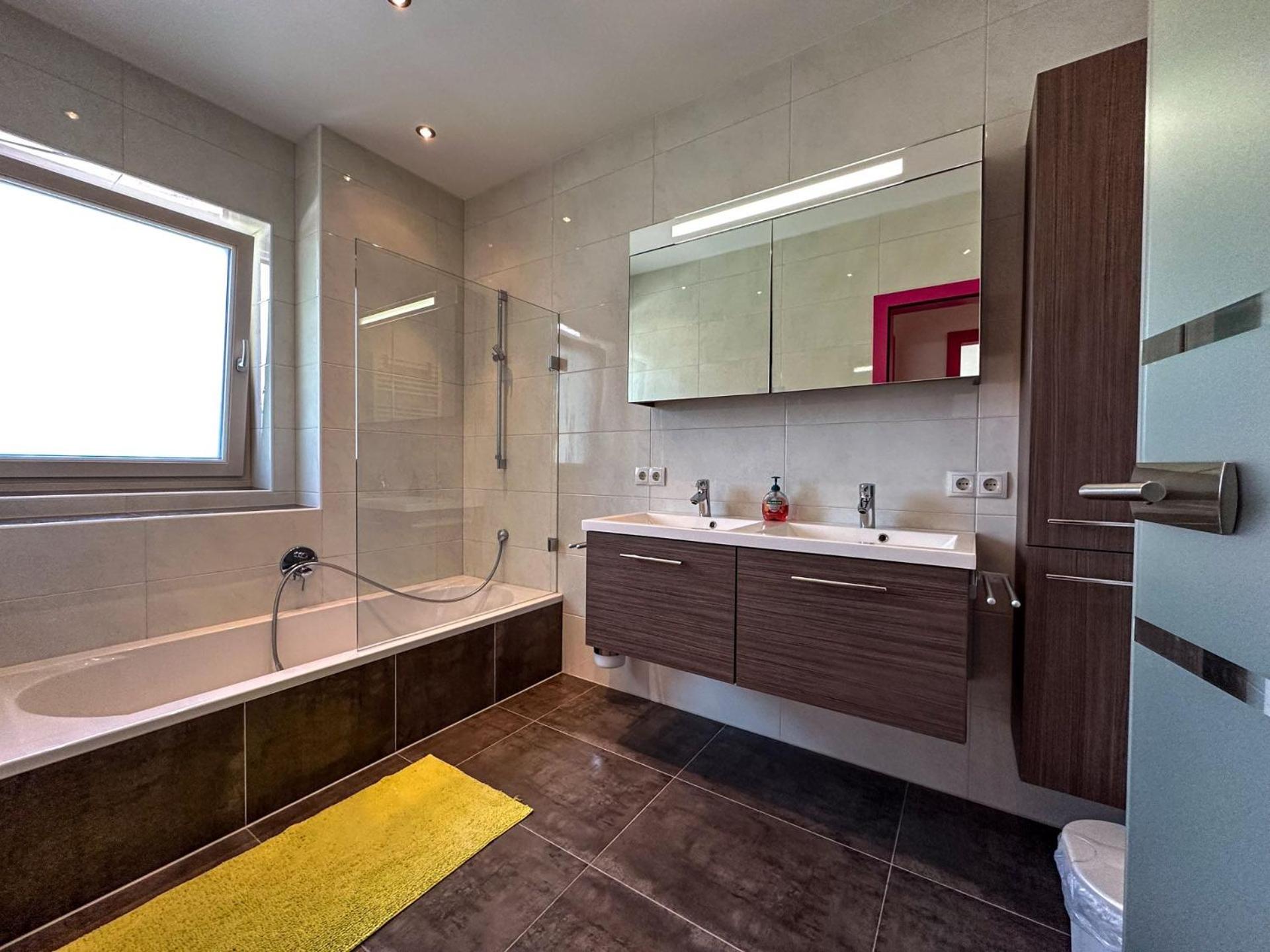 One-Bedroom Apartment with Balcony and Mountain View   photo 2