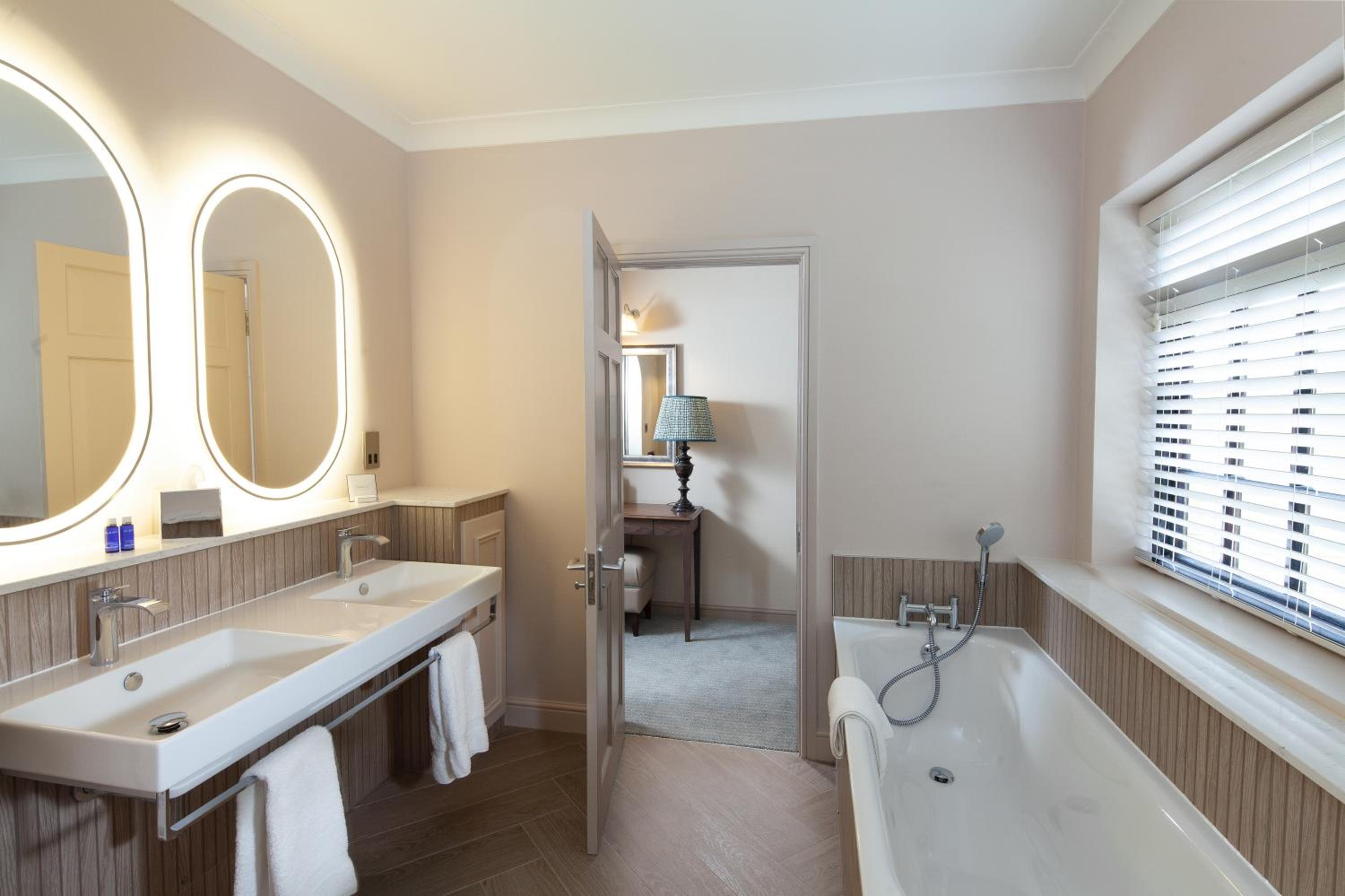 Suite - Photo 3