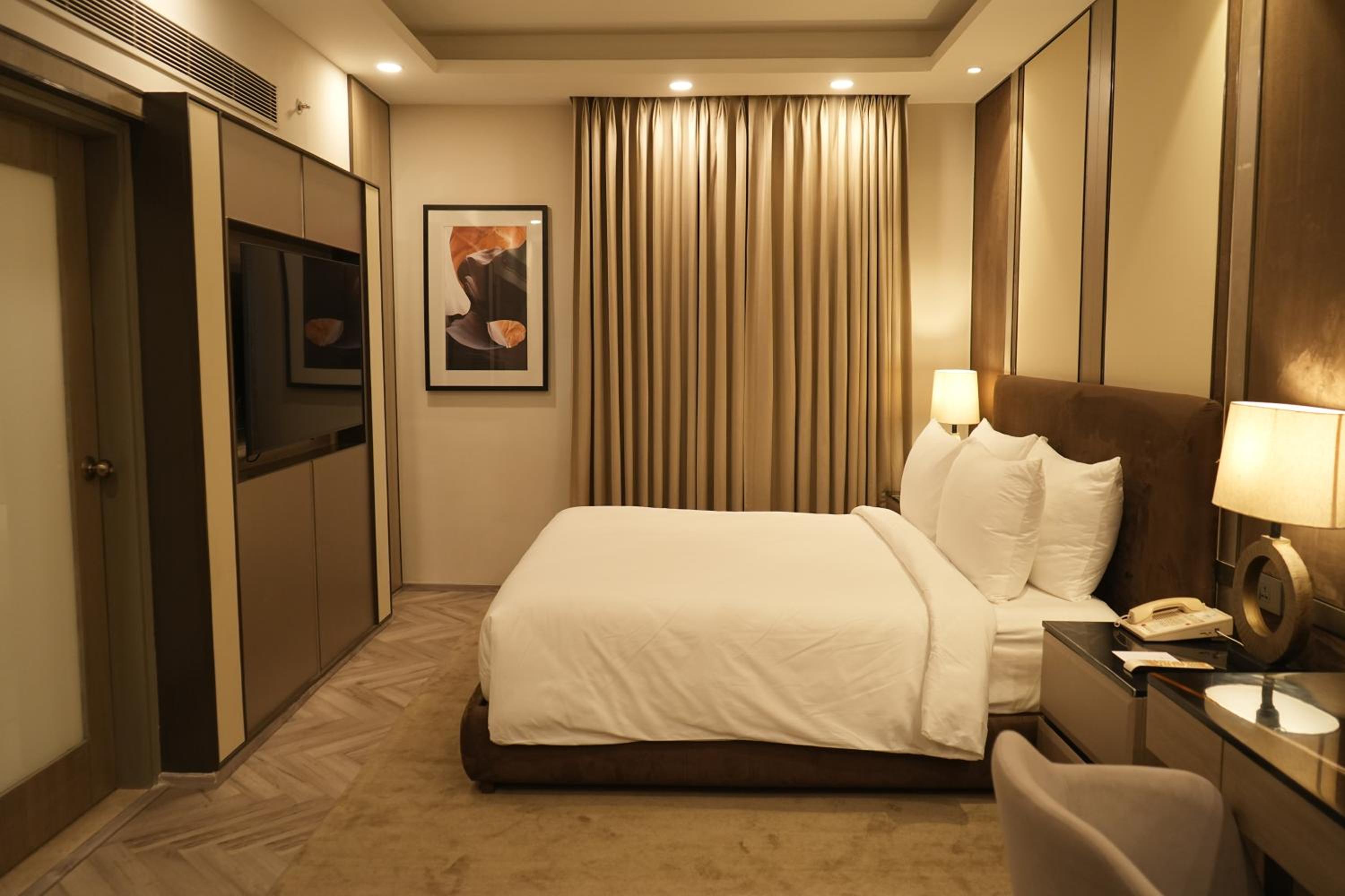 Club Room with complimentary breakfast, 15% Discount on F&B  - Photo 1