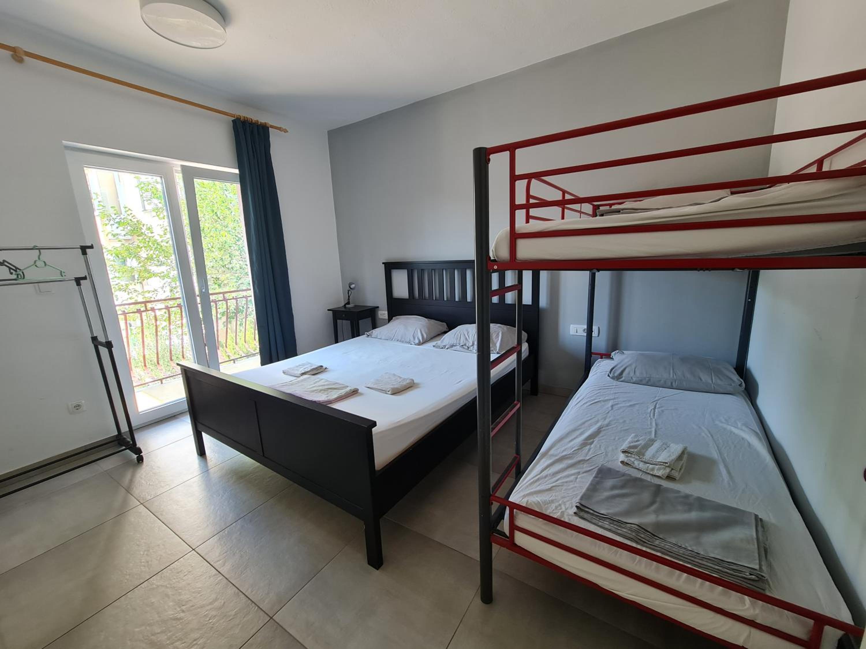Quadruple Room with Bathroom - Photo 7