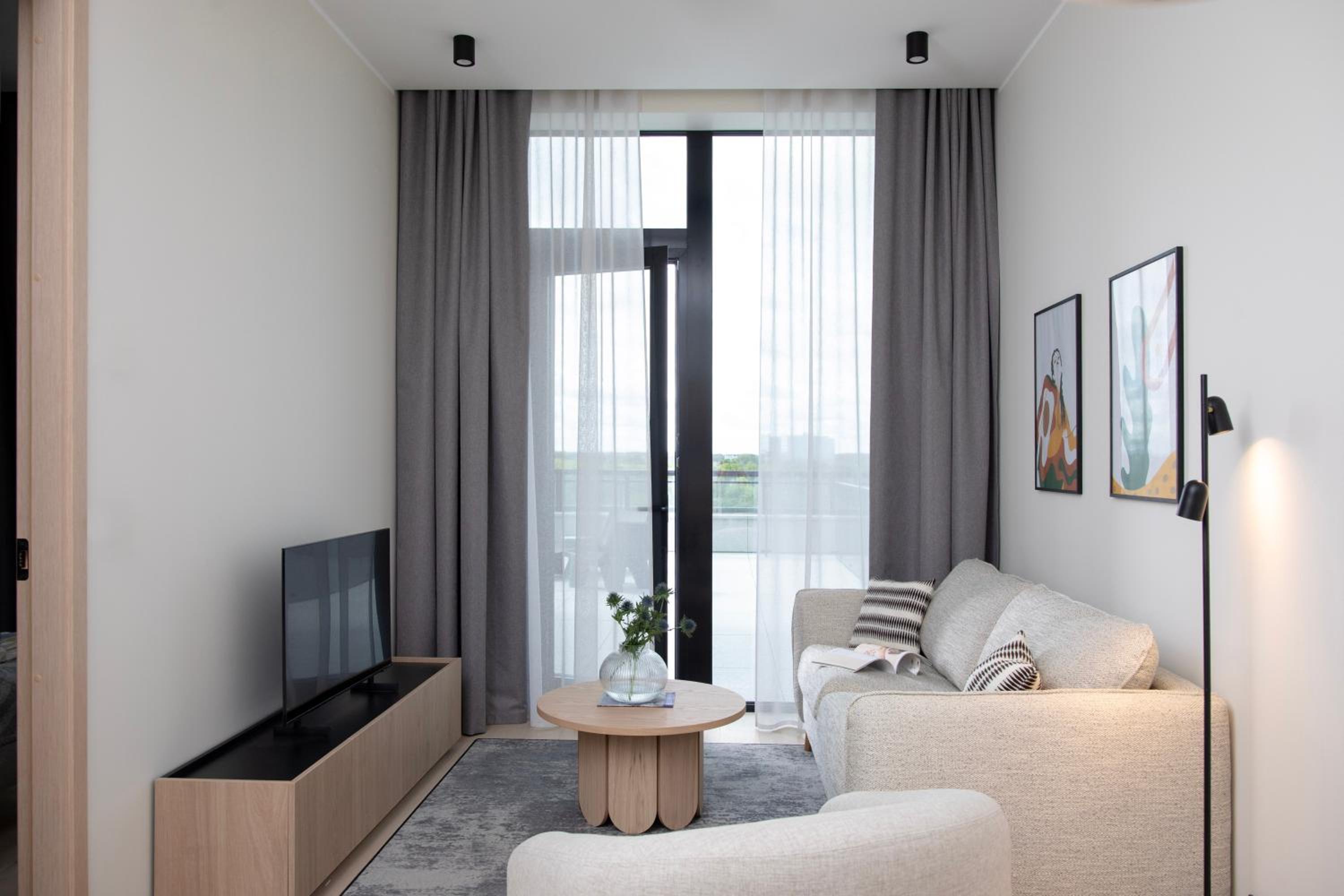 Roomy Apartment - 1 Bedroom - Balcony