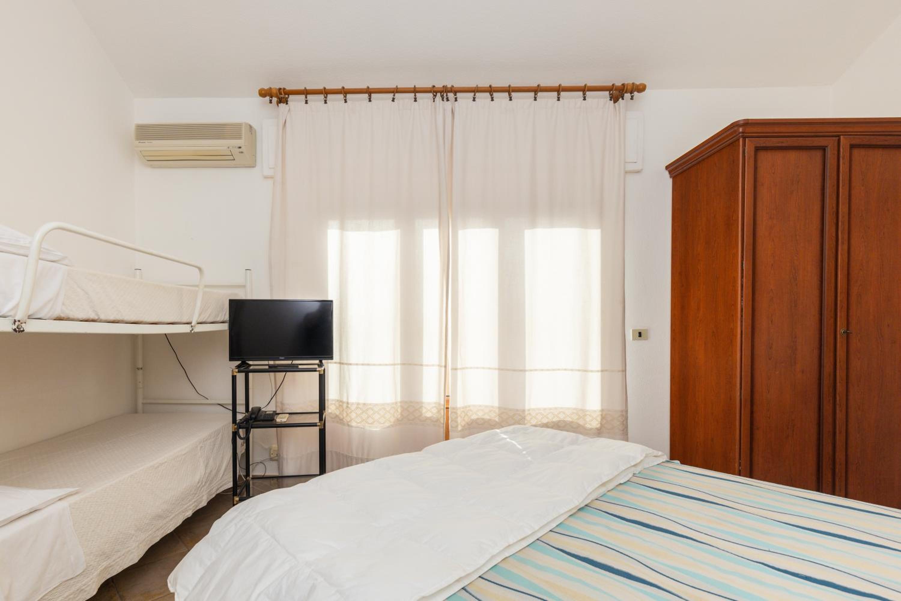 Family Room (2 Adults + 2 Children)