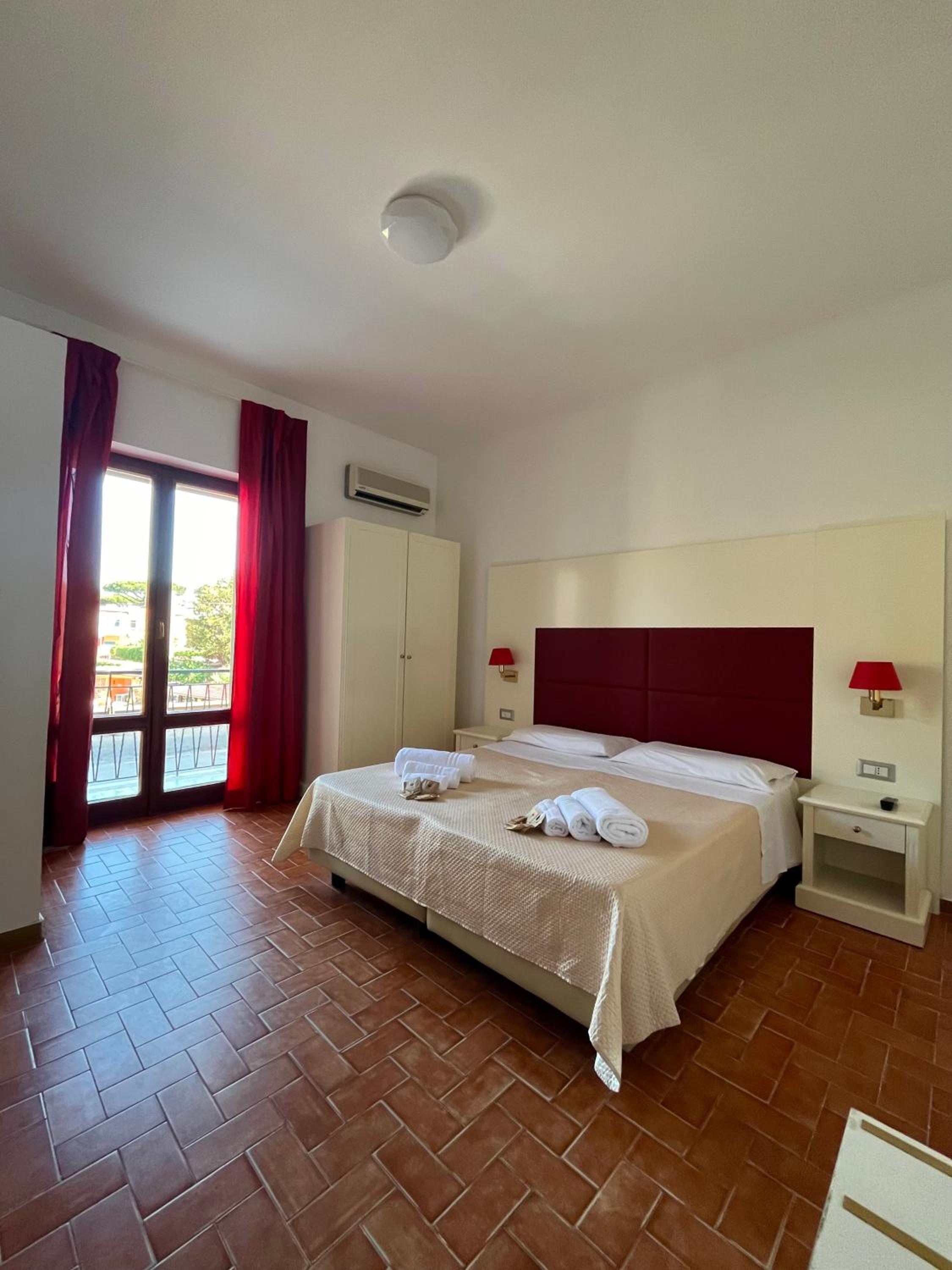 Large Double or Twin Room photo 1
