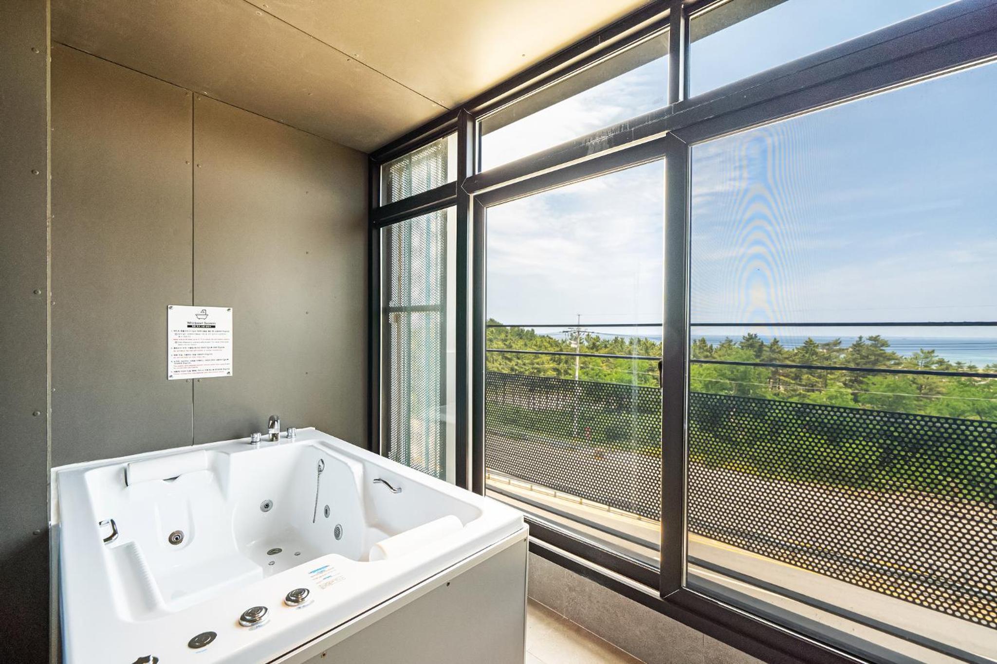 Deluxe Double Room with  Balcony Whirlpool - Photo 8