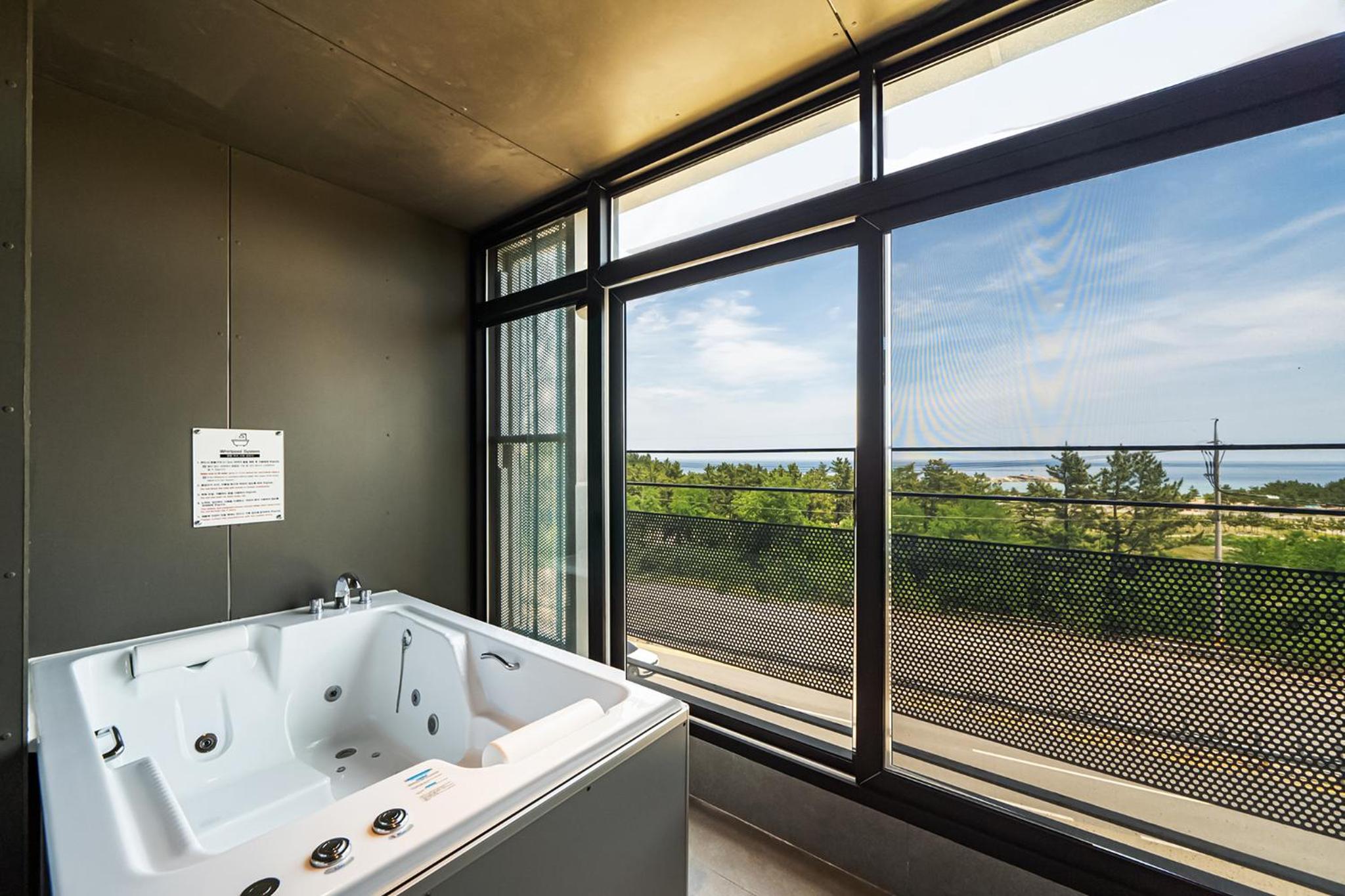 Family Double Room with Balcony Whirlpool - Photo 12