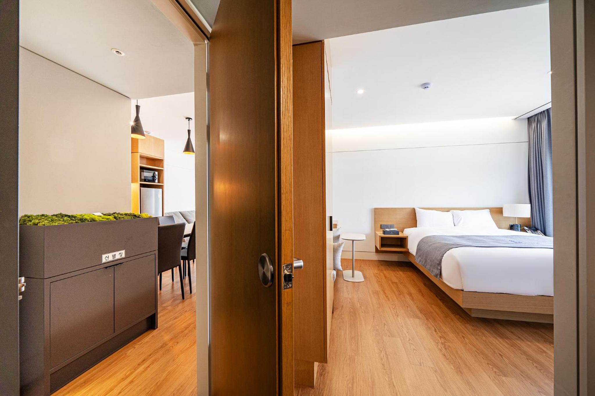 Connecting Room (Deluxe Double + Standard Room)  - Photo 9
