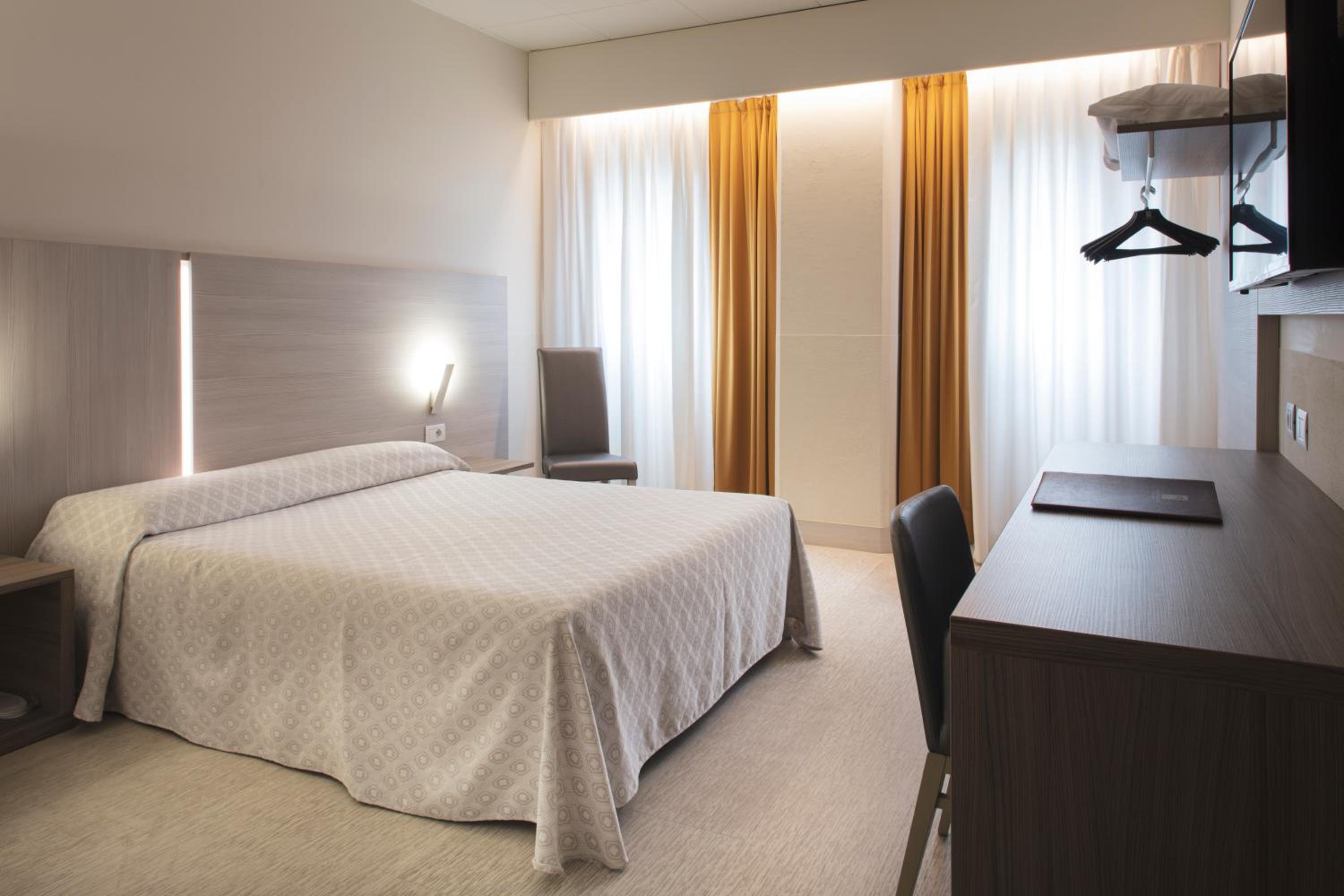 Large Double or Twin Room - Photo 1