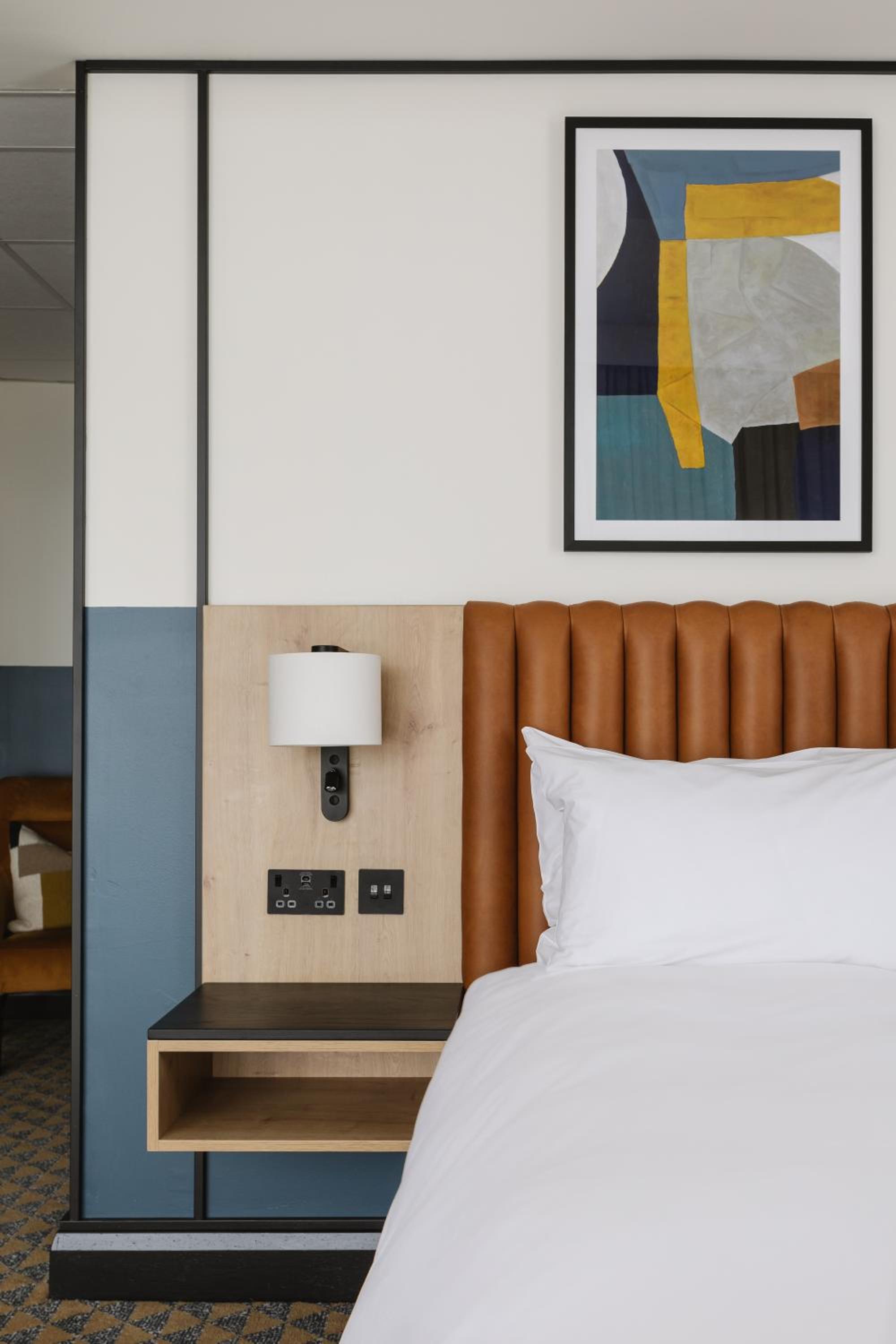 Premium Queen Room with Rollaway Bed - Photo 21