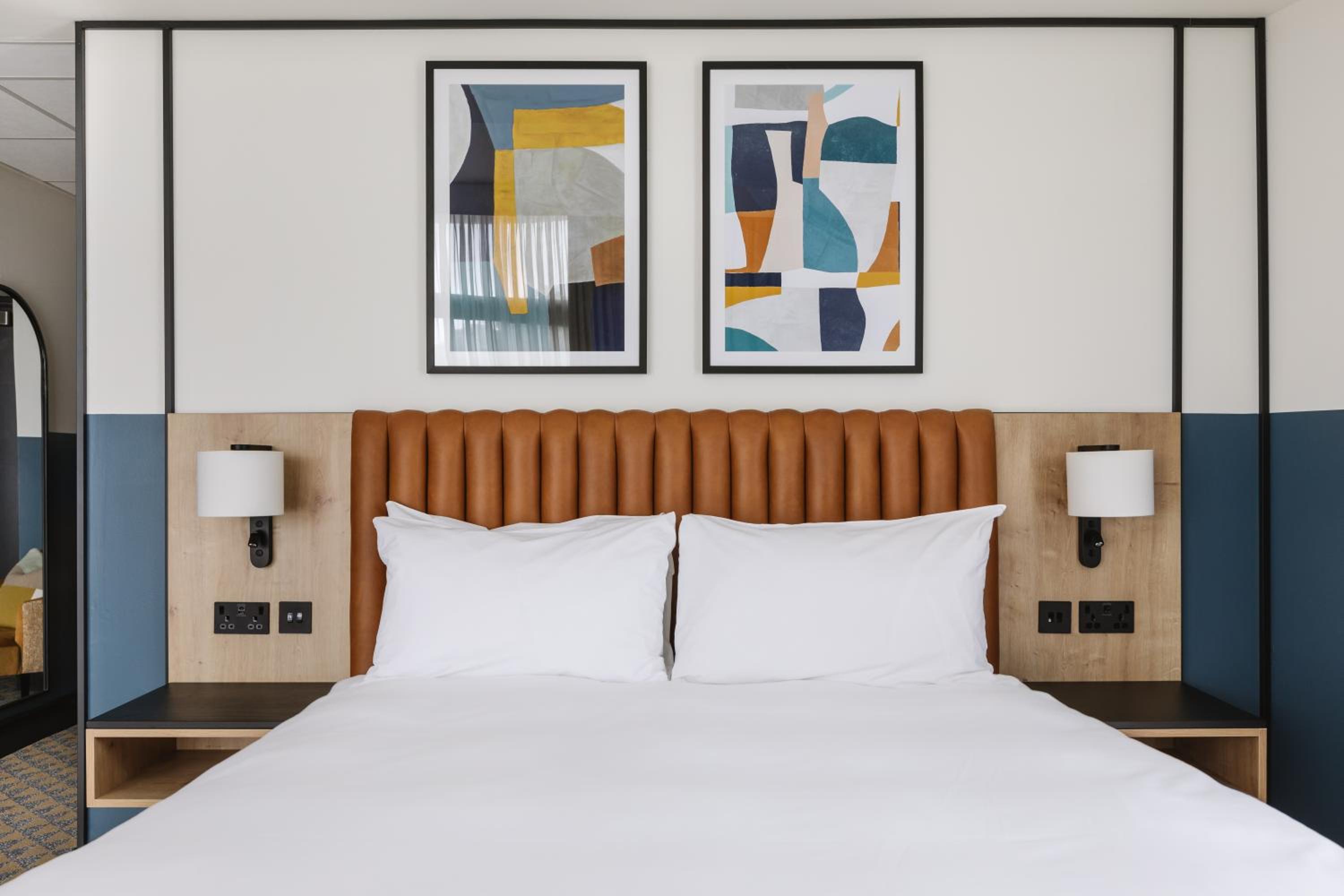 Premium Queen Room with Rollaway Bed - Photo 22