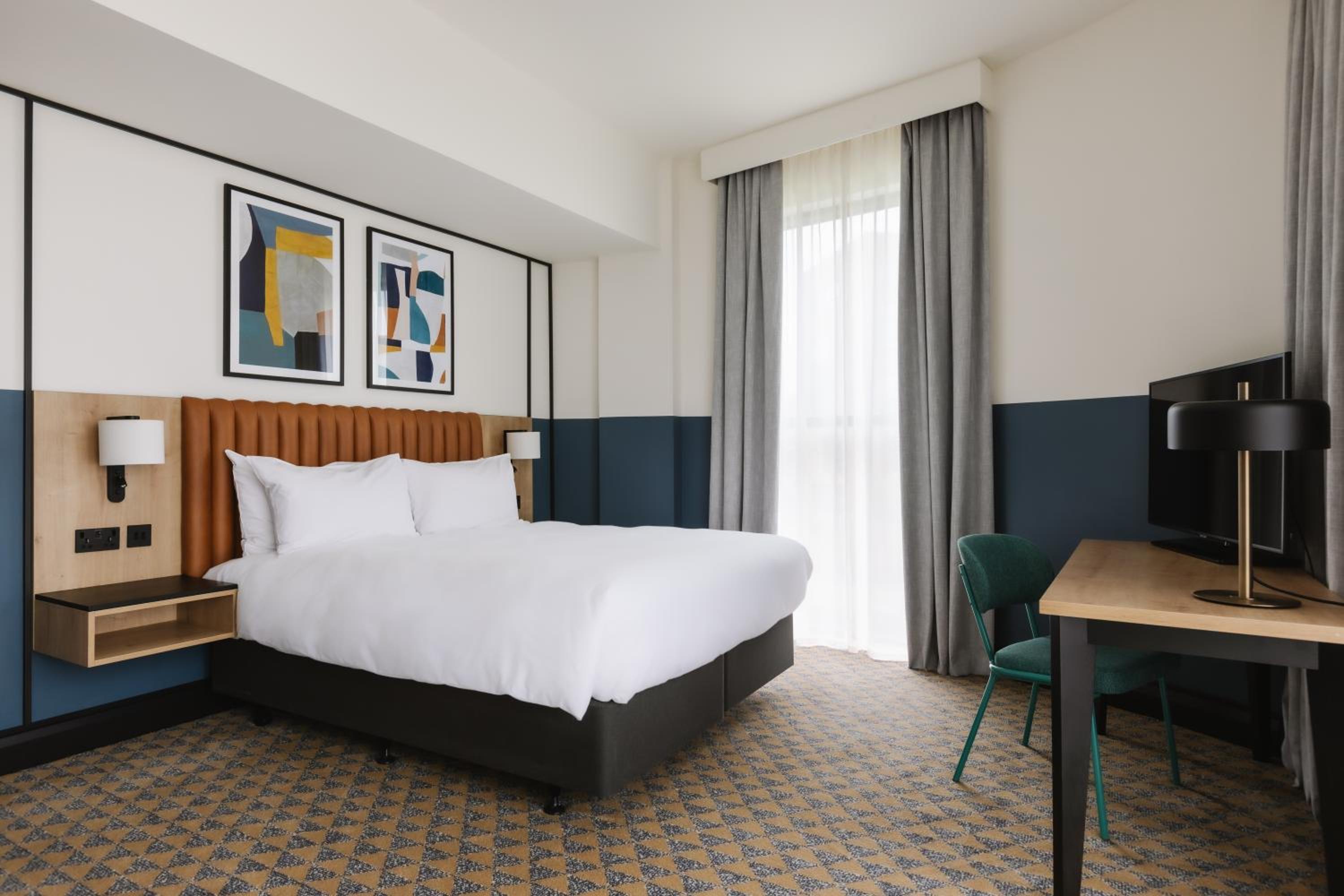 Premium Queen Room with Rollaway Bed - Photo 1