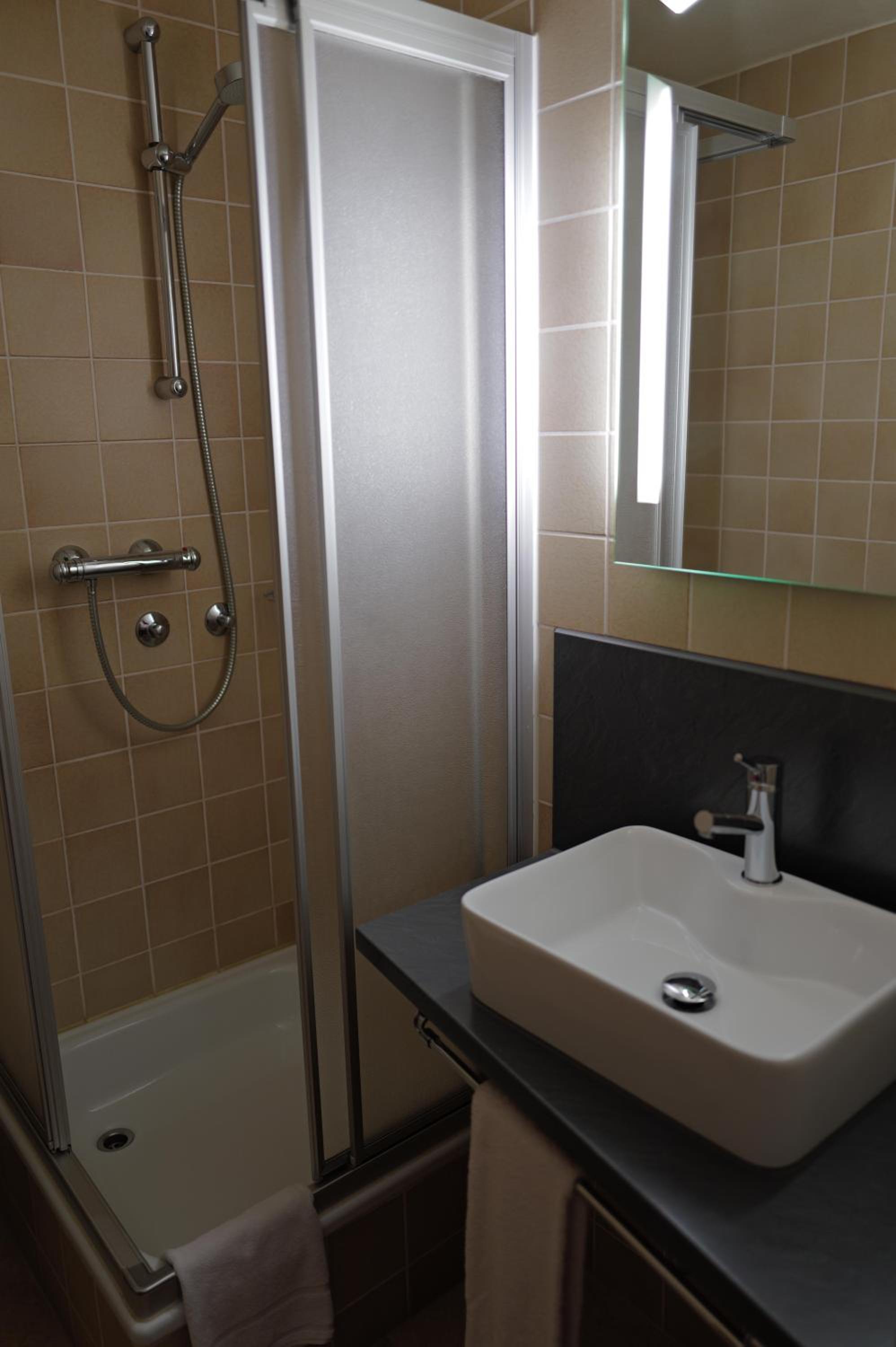 Double or Twin Room - Photo 4