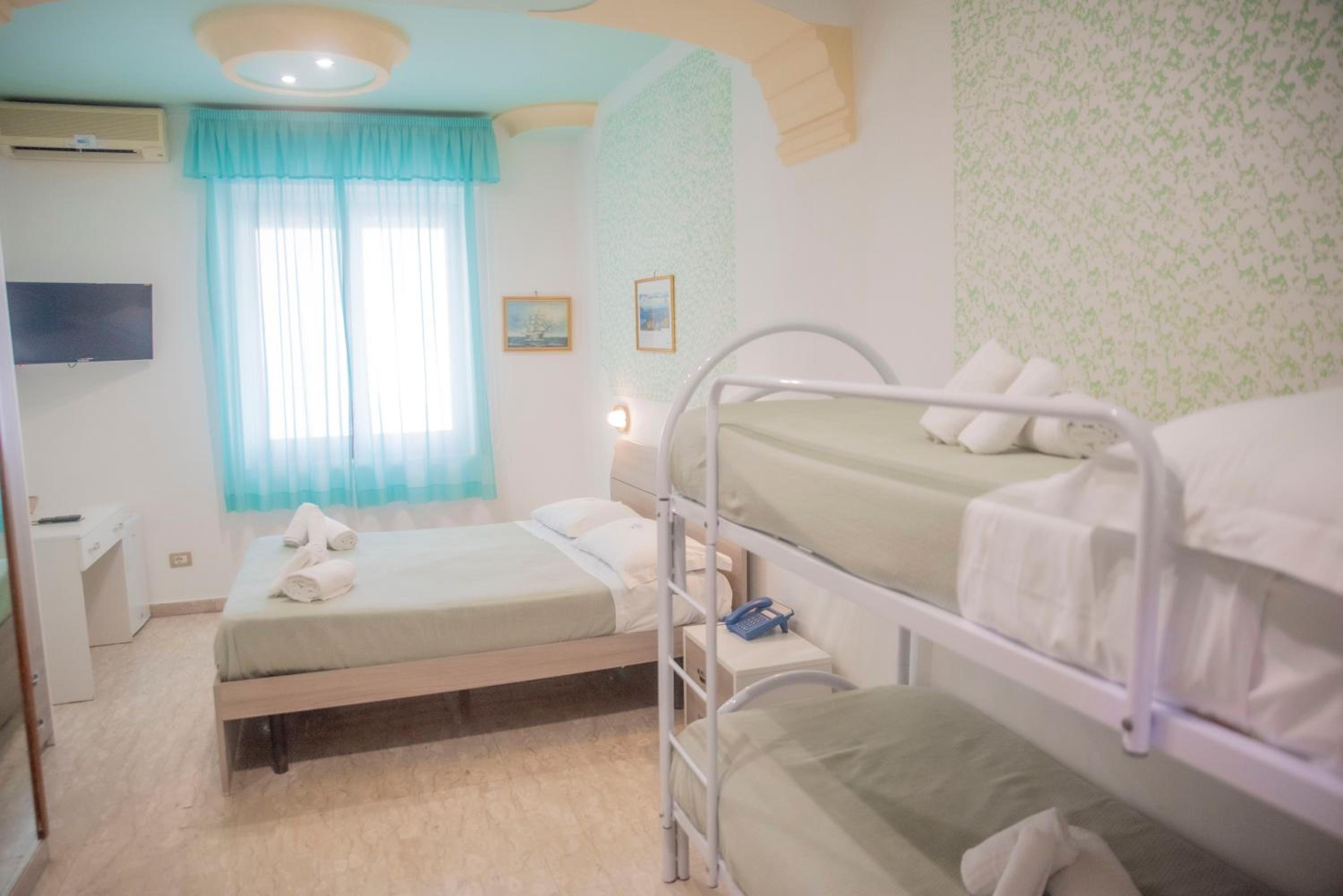 Quadruple Room with Balcony photo 2