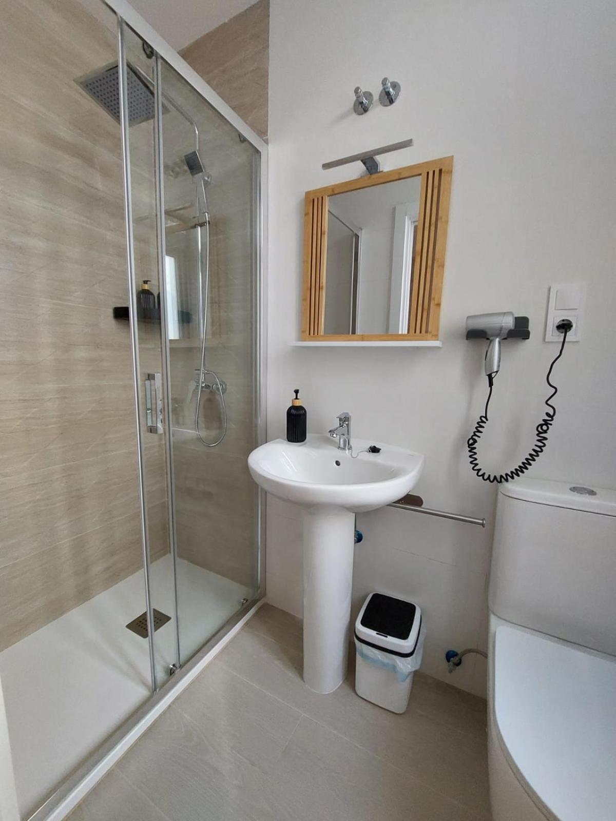 Quadruple Room with Shared Bathroom photo 2