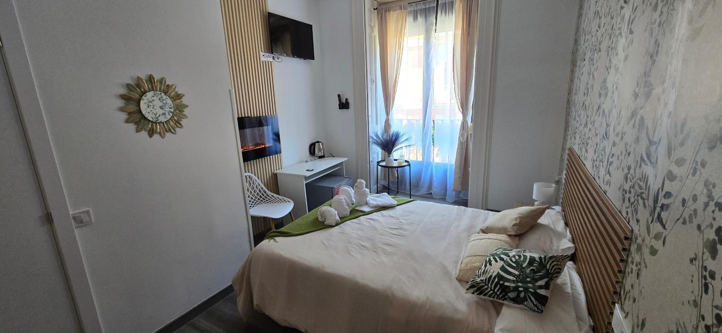 Deluxe Double Room with Balcony photo 3