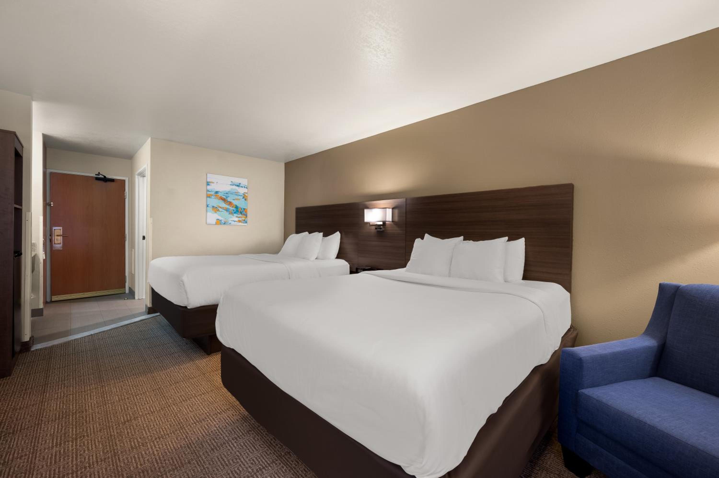 Queen Room with Two Queen Beds - Photo 4