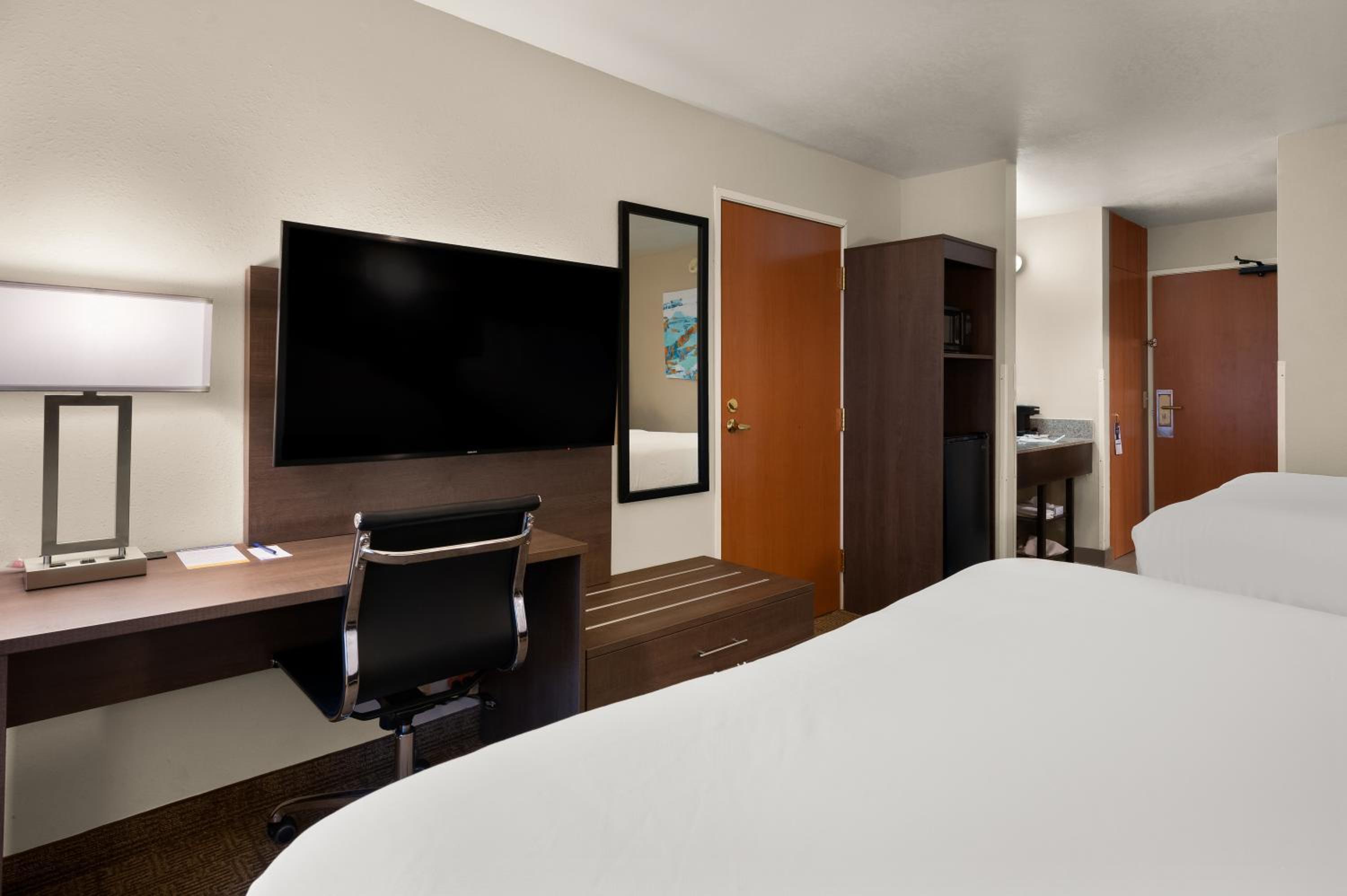 Queen Room with Two Queen Beds - Photo 2