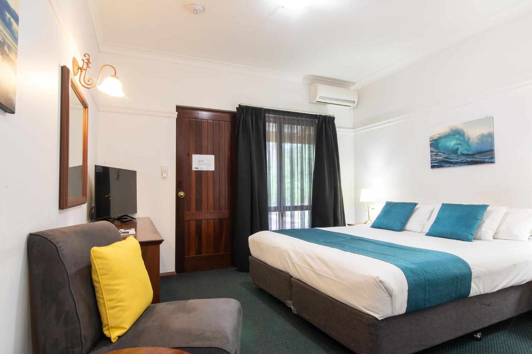 Standard King Room - Photo 5