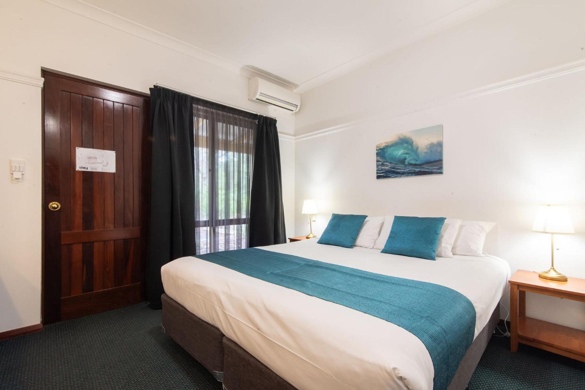 Standard King Room - Photo 4
