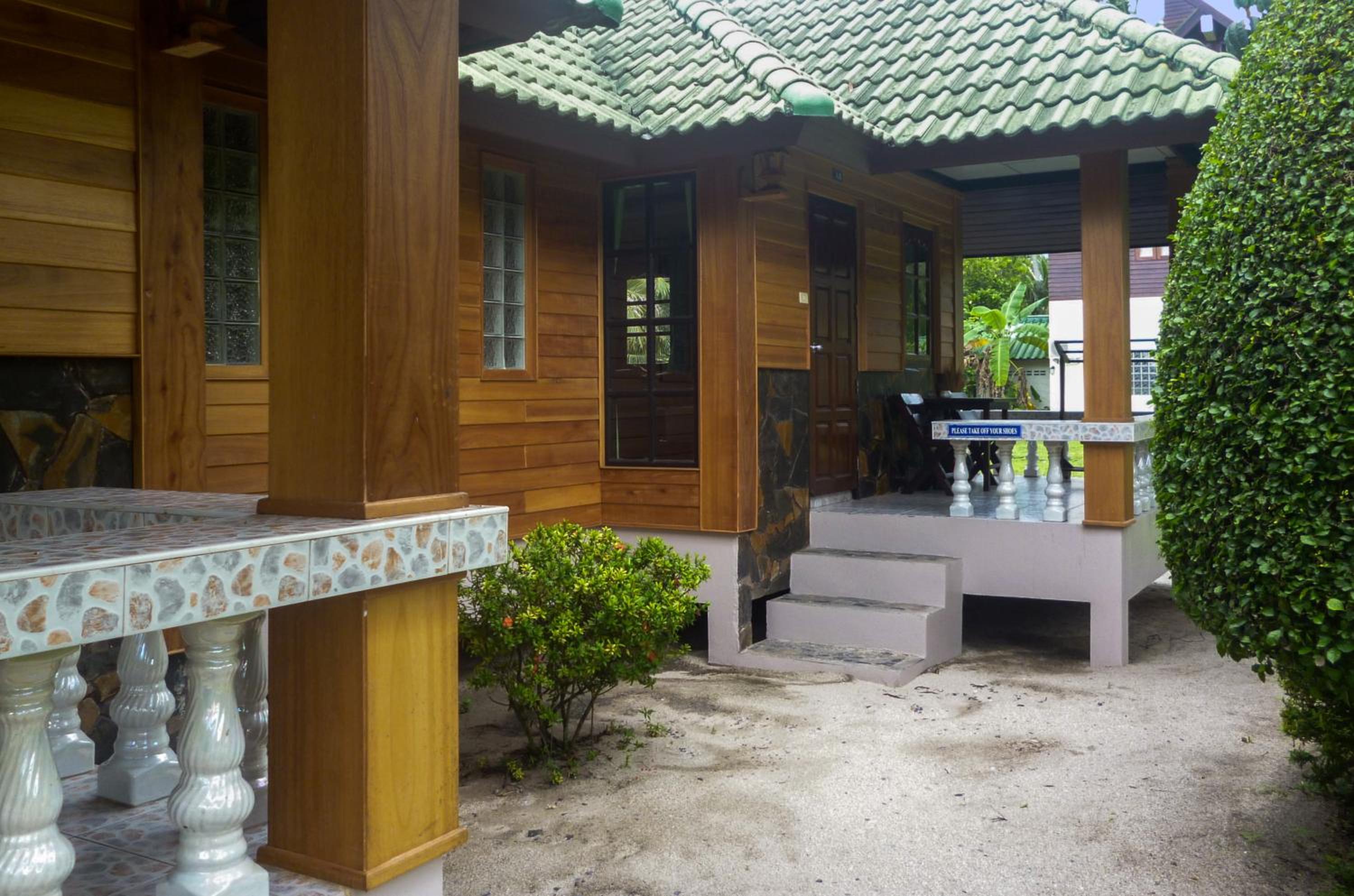 Standard King Room with 2 King Beds with Garden View photo 3