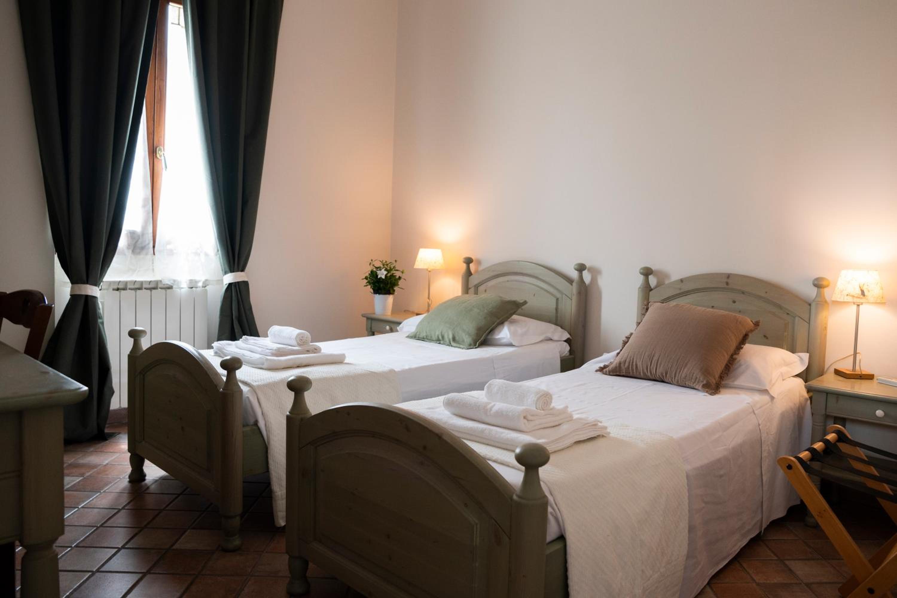 Twin Room with Private Bathroom photo 1
