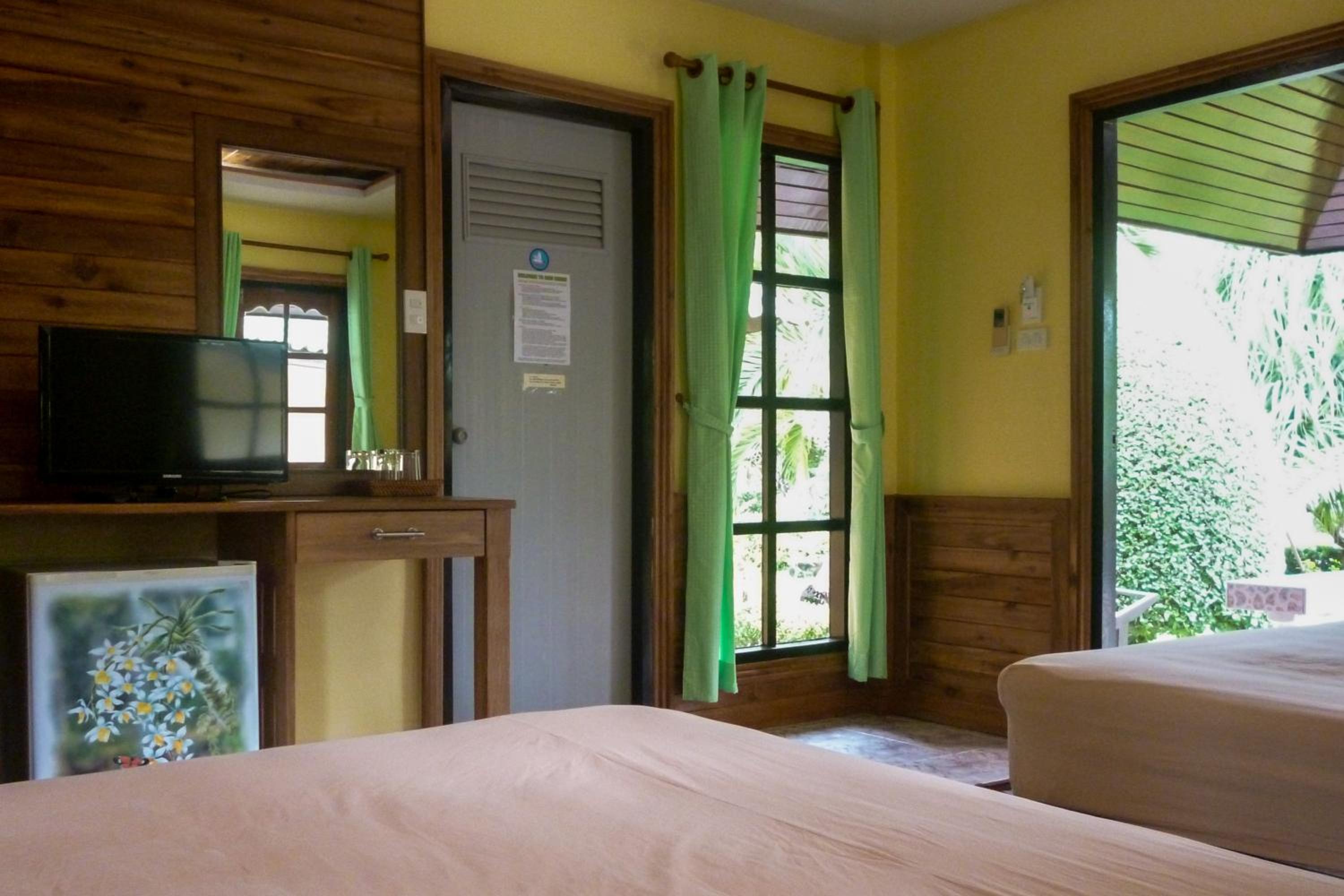 Standard King Room with 2 King Beds with Garden View photo 3