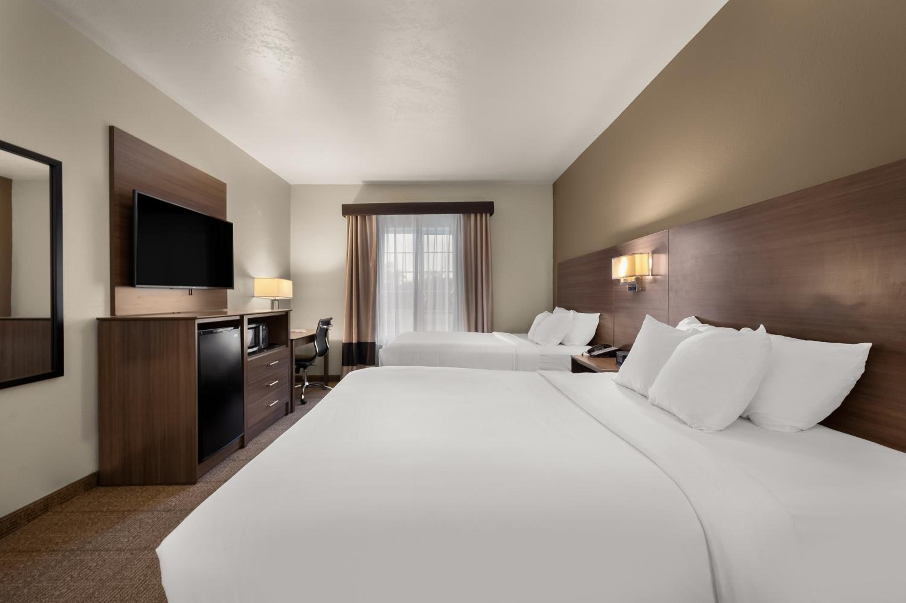 Queen Room with Two Queen Beds - Accessible/Non-Smoking  - Photo 2
