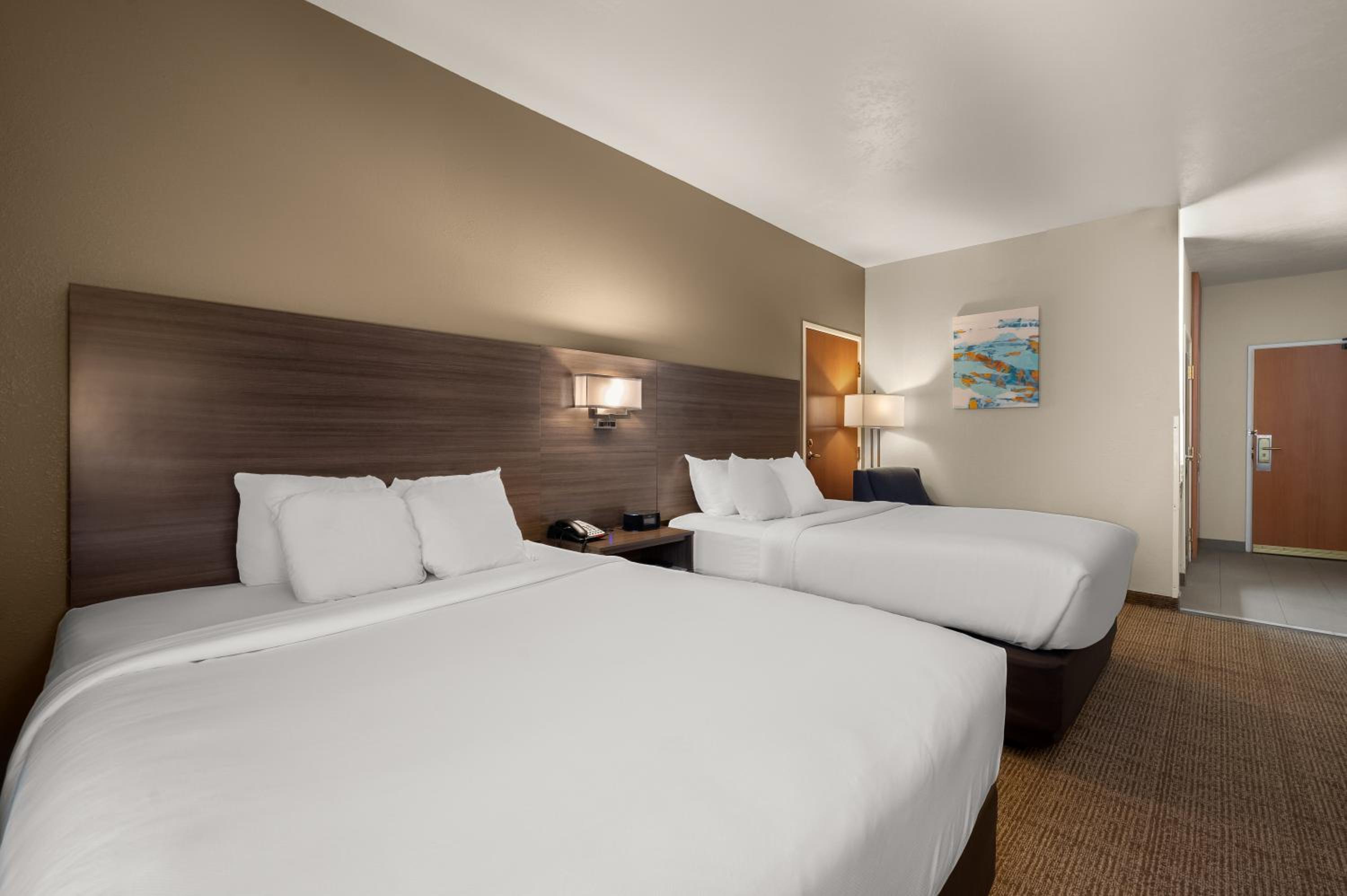 Queen Room with Two Queen Beds - Accessible/Non-Smoking  - Photo 4