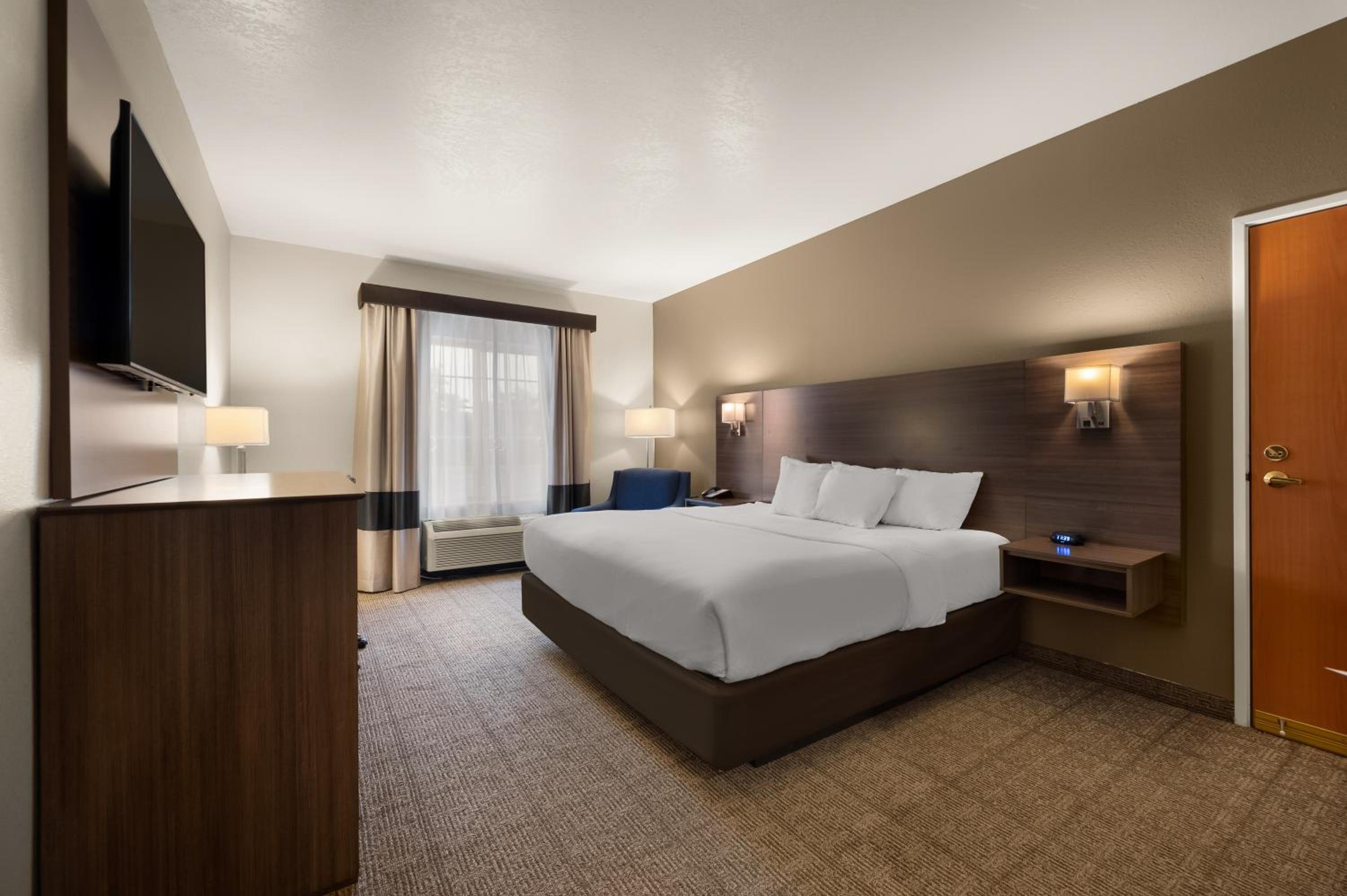 King Suite - Accessible/Non-Smoking - Photo 1