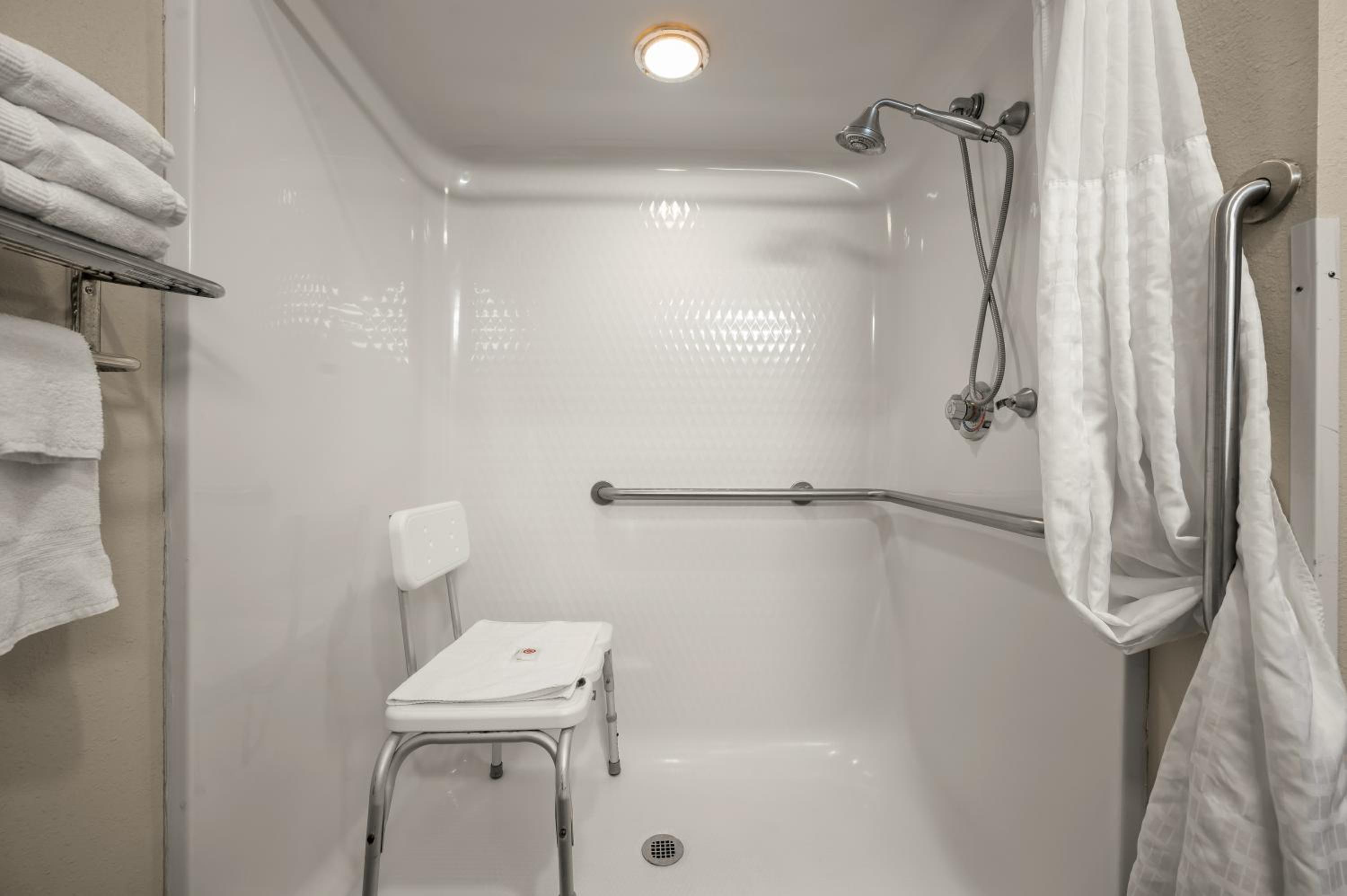 King Suite - Accessible/Non-Smoking - Photo 3