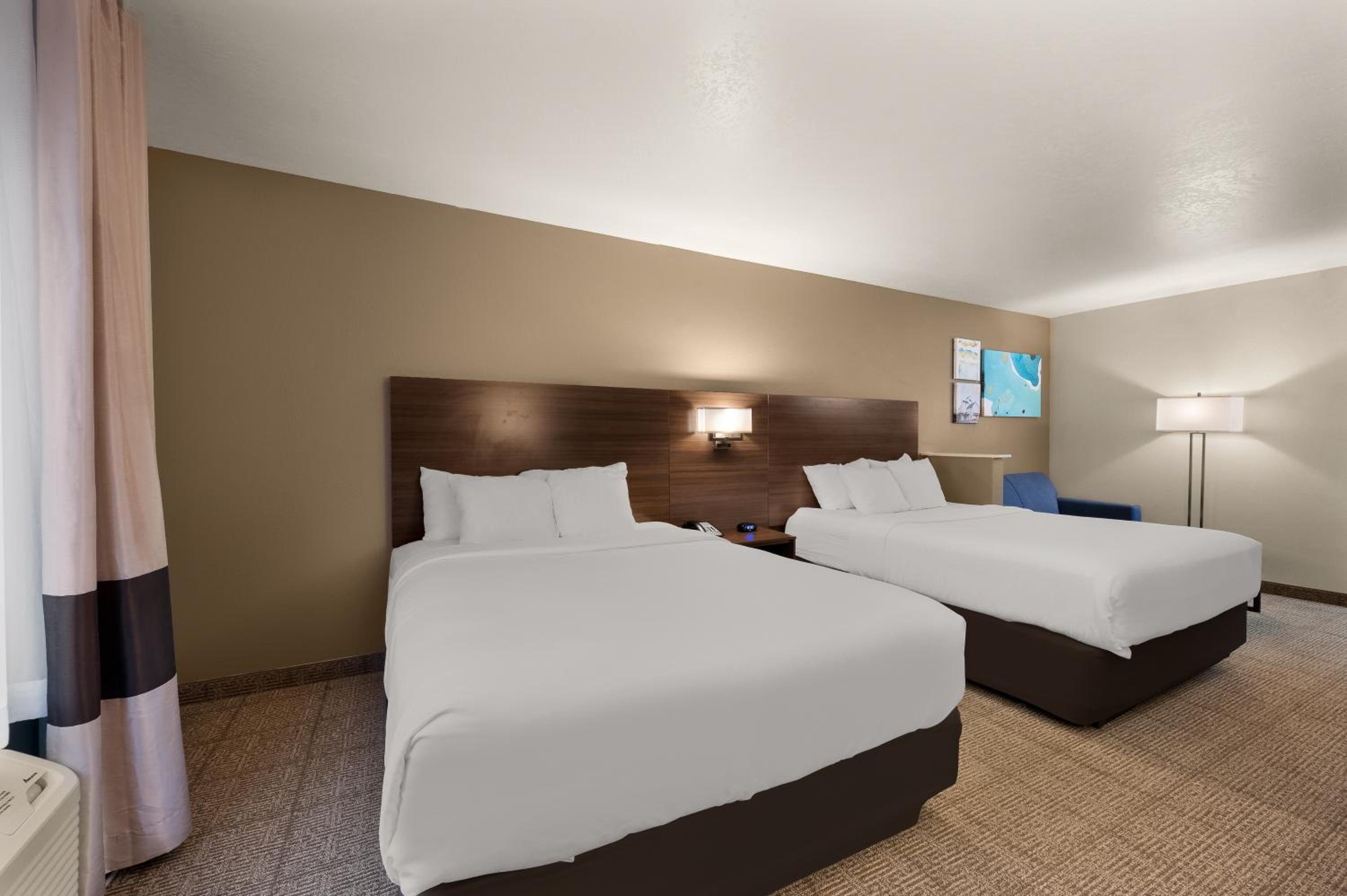 Queen Suite with Sofa Bed - Photo 2