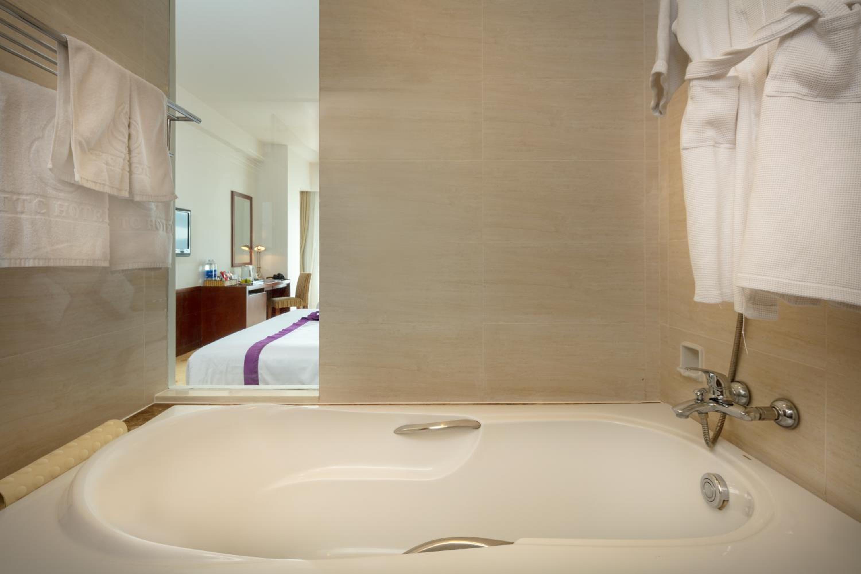 Deluxe King Room with Partial Sea View photo 3