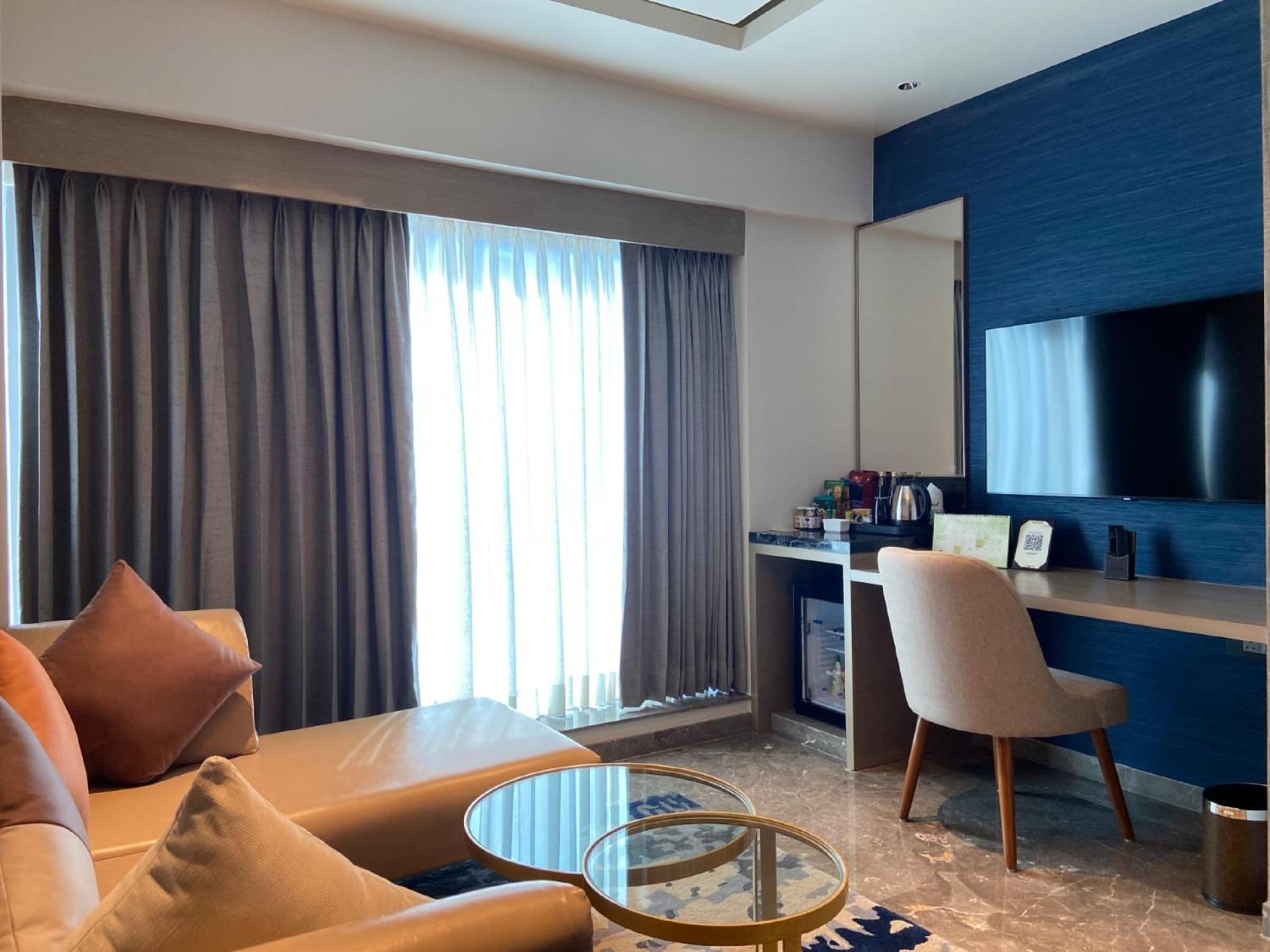 Executive Suite - Photo 4