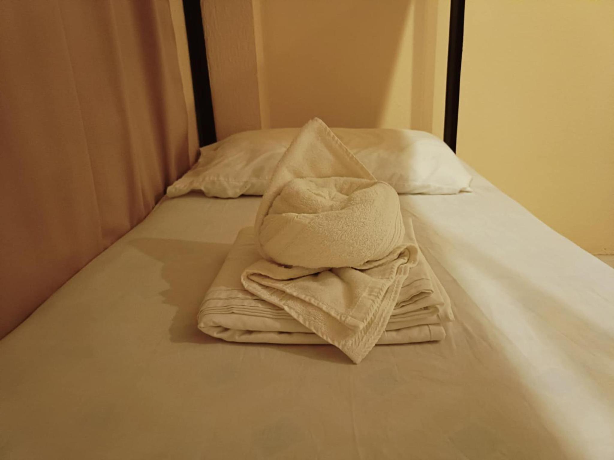 6-Bed Mixed Dormitory Room photo 2