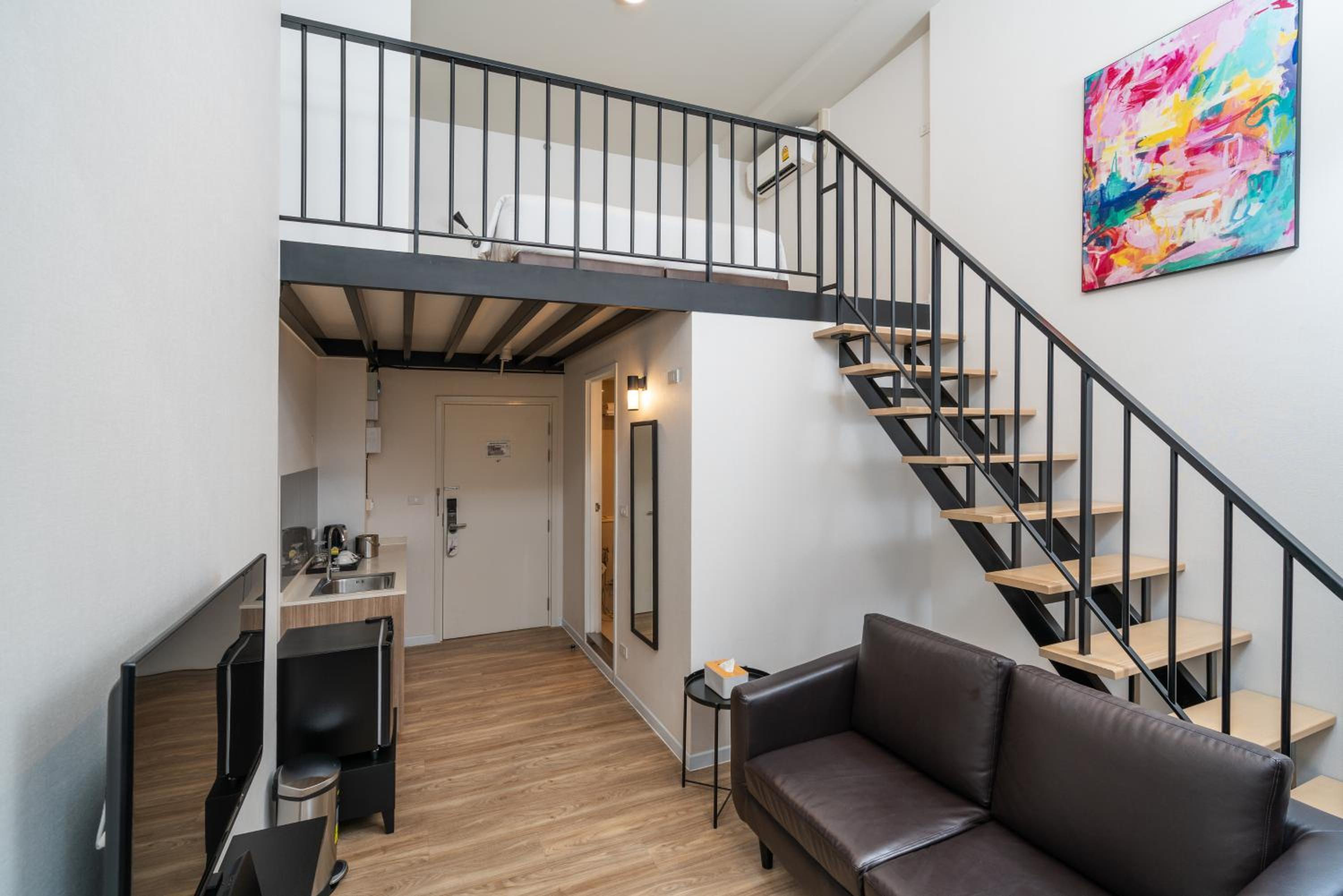 Deluxe King Room - Duplex/Non-Smoking photo 2