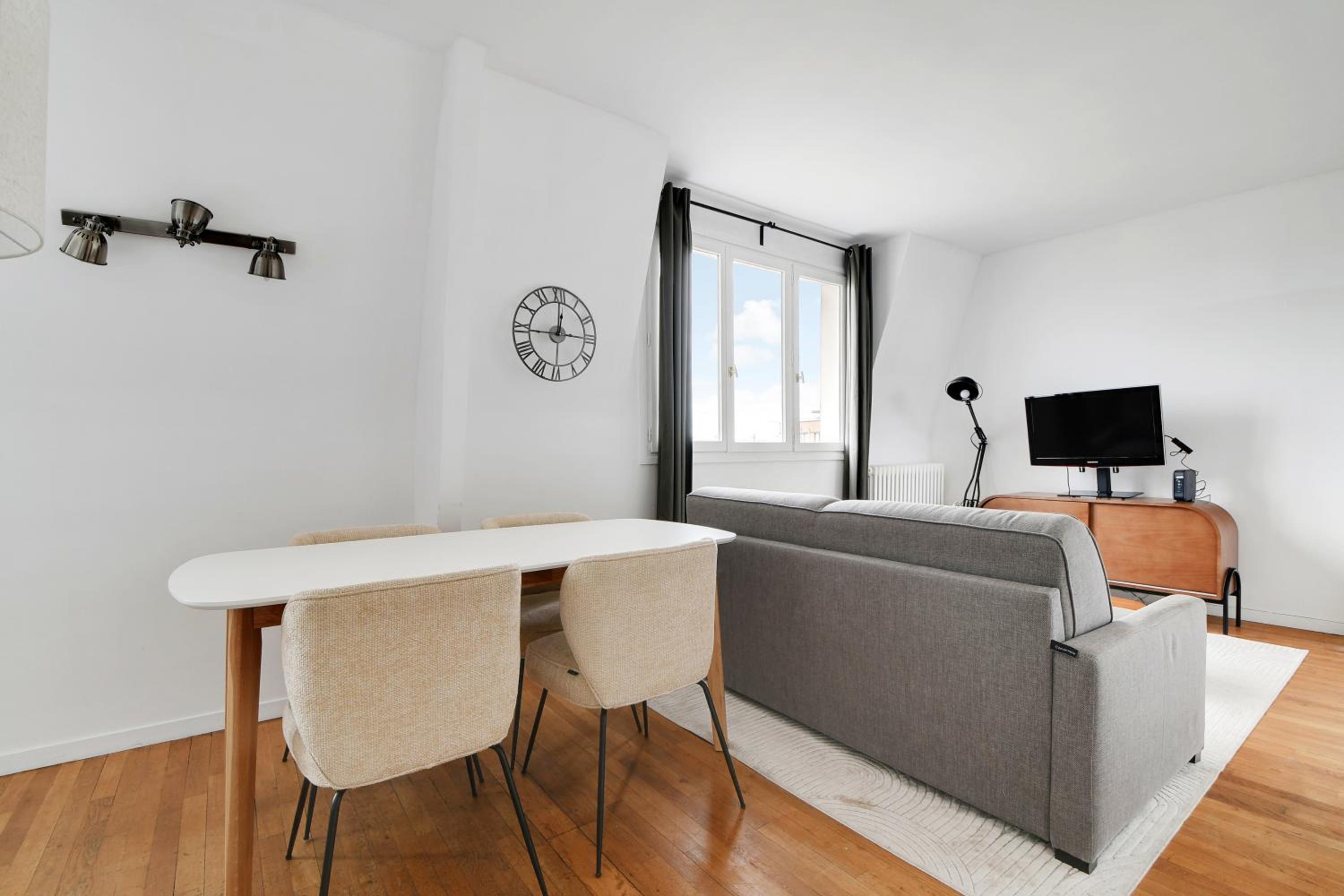 One-Bedroom Apartment - B photo 2