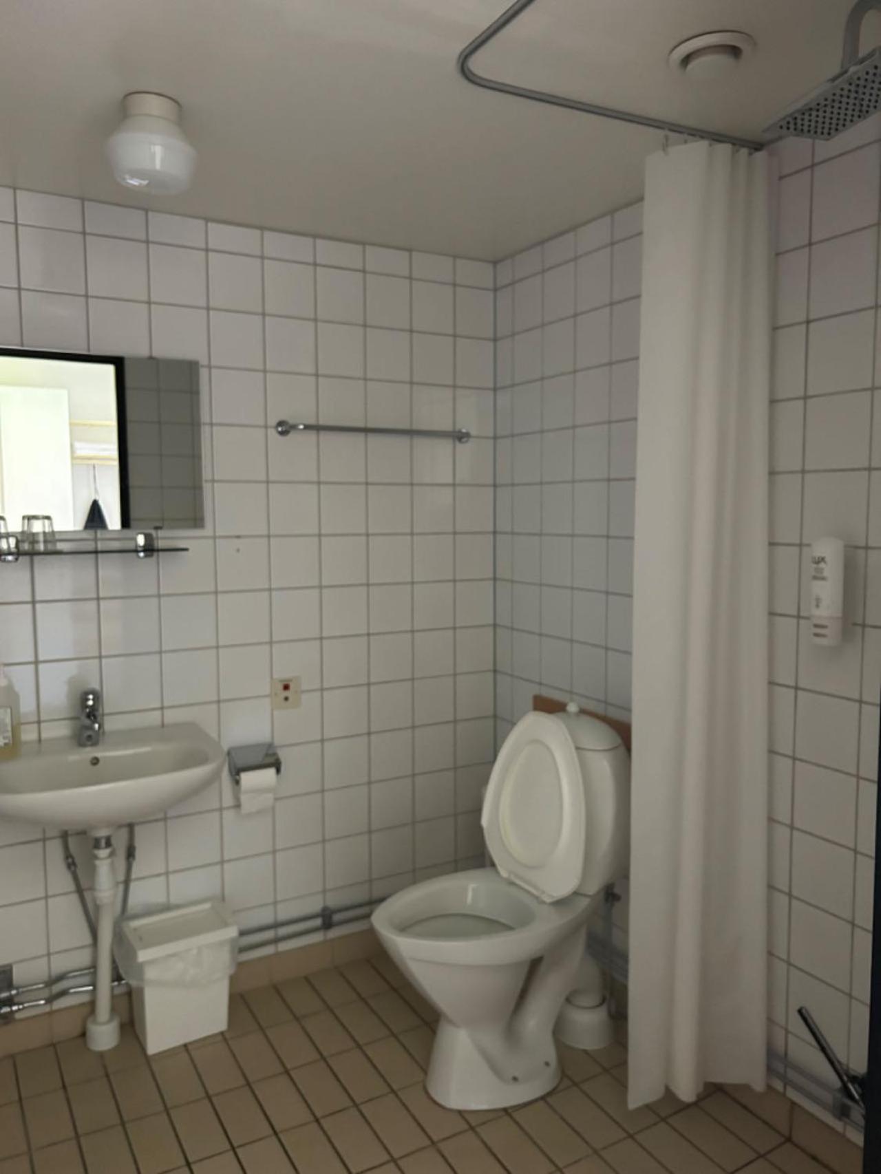 Twin Room with Private Bathroom photo 3