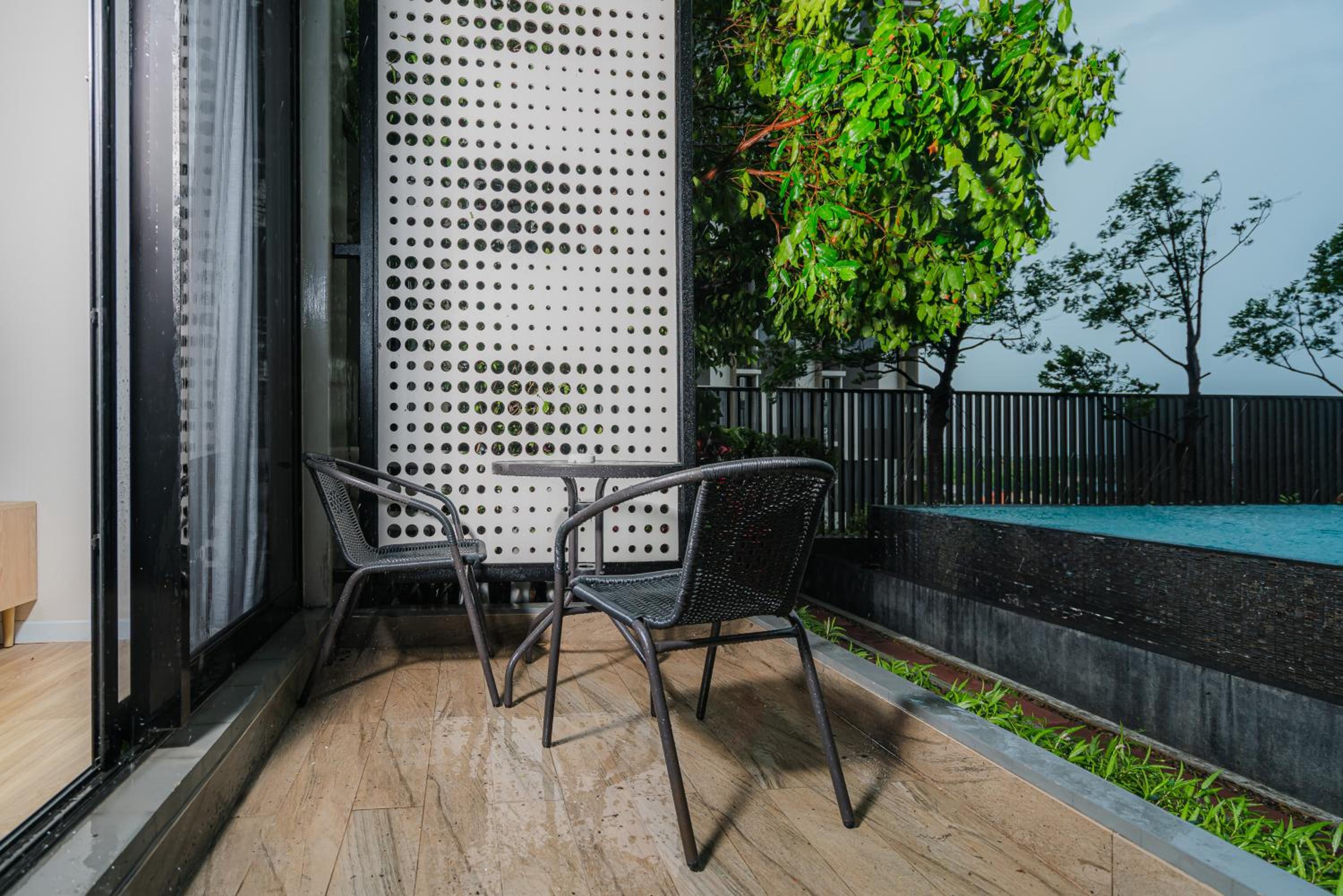 Deluxe Two-Bedroom Suite with One Queen Bed and Two Single Beds - Duplex/Poolside photo 2