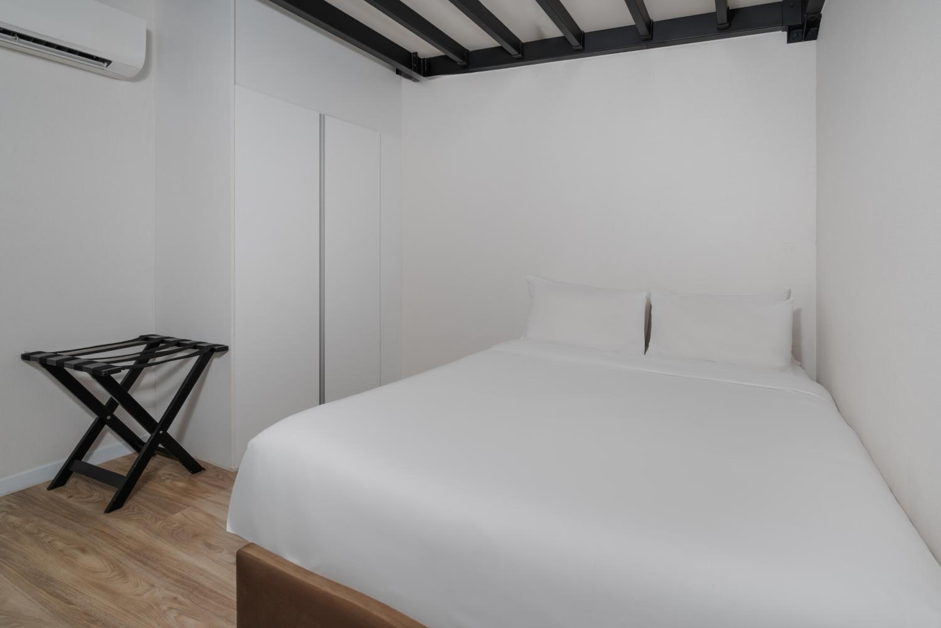 Deluxe Two-Bedroom Suite with One Queen Bed and Two Single Beds - Duplex/Poolside photo 3