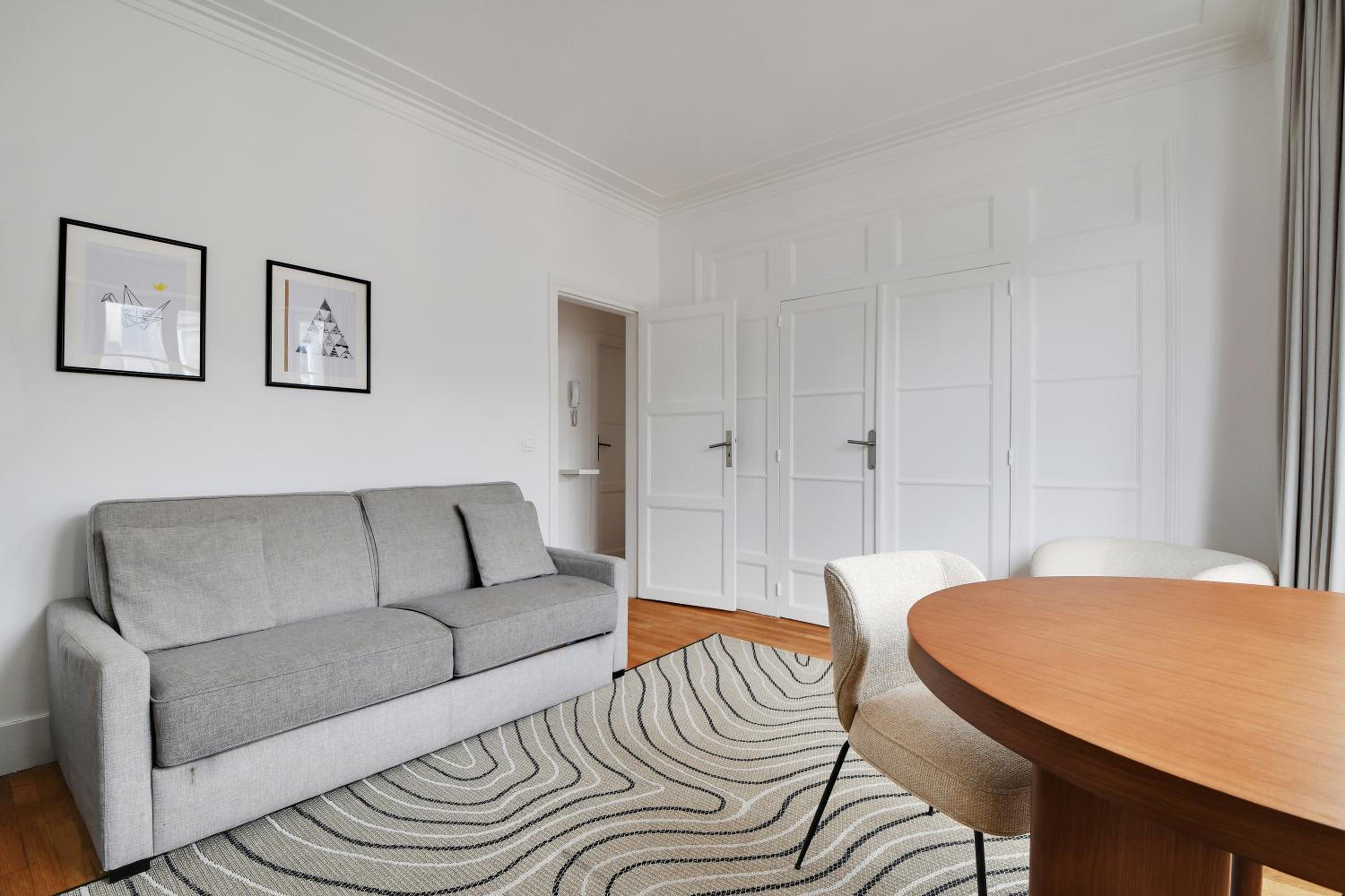 One-Bedroom Apartment - A photo 2